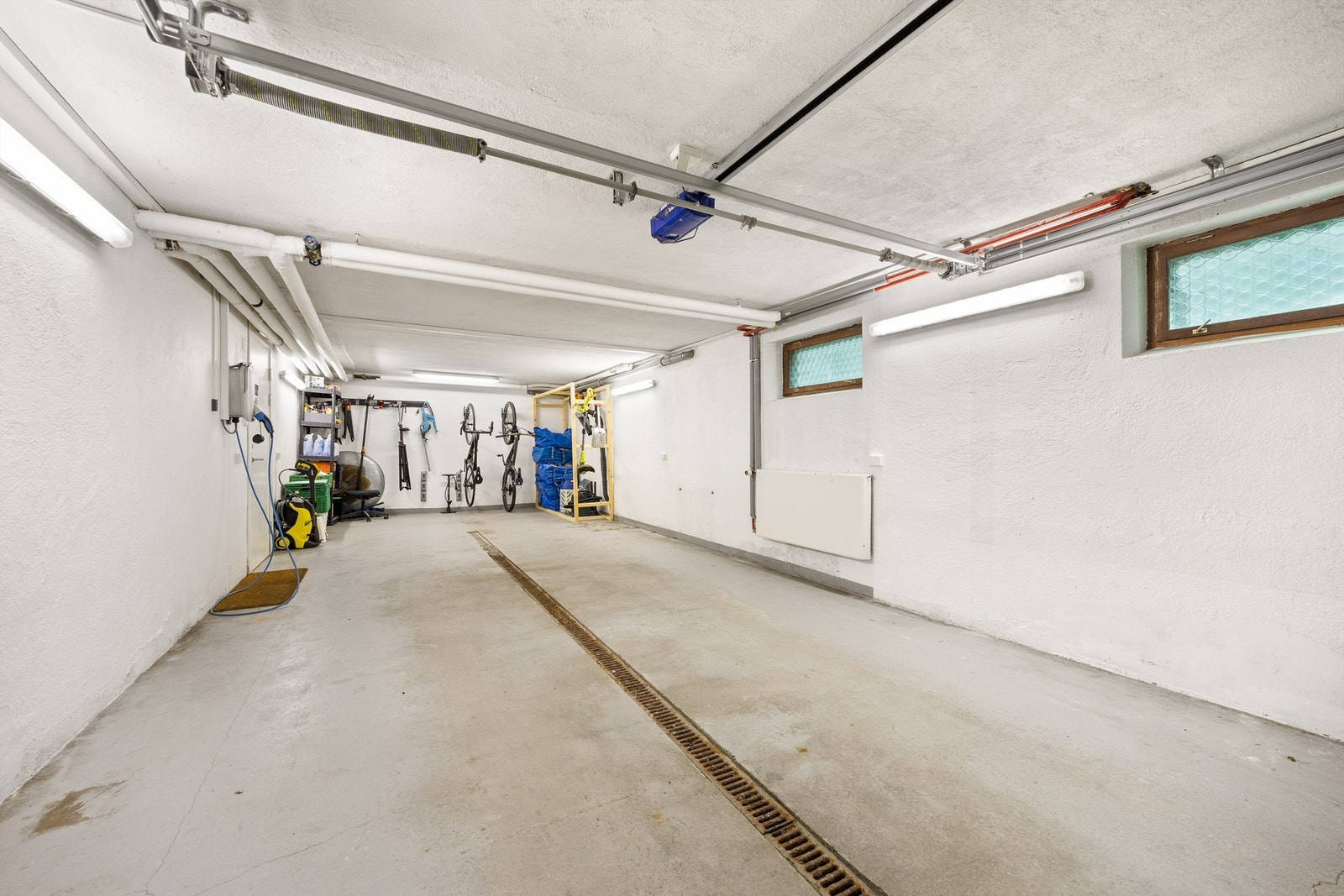 Integrert garasje fra 2010 med el-billader (2015), elektrisk leddport og innvendig adkomst til boligen Galleribilde