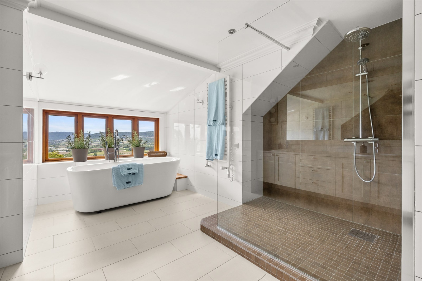 Badet har downlights i tak og varmekabler samt vannbåren varme i gulv Galleribilde