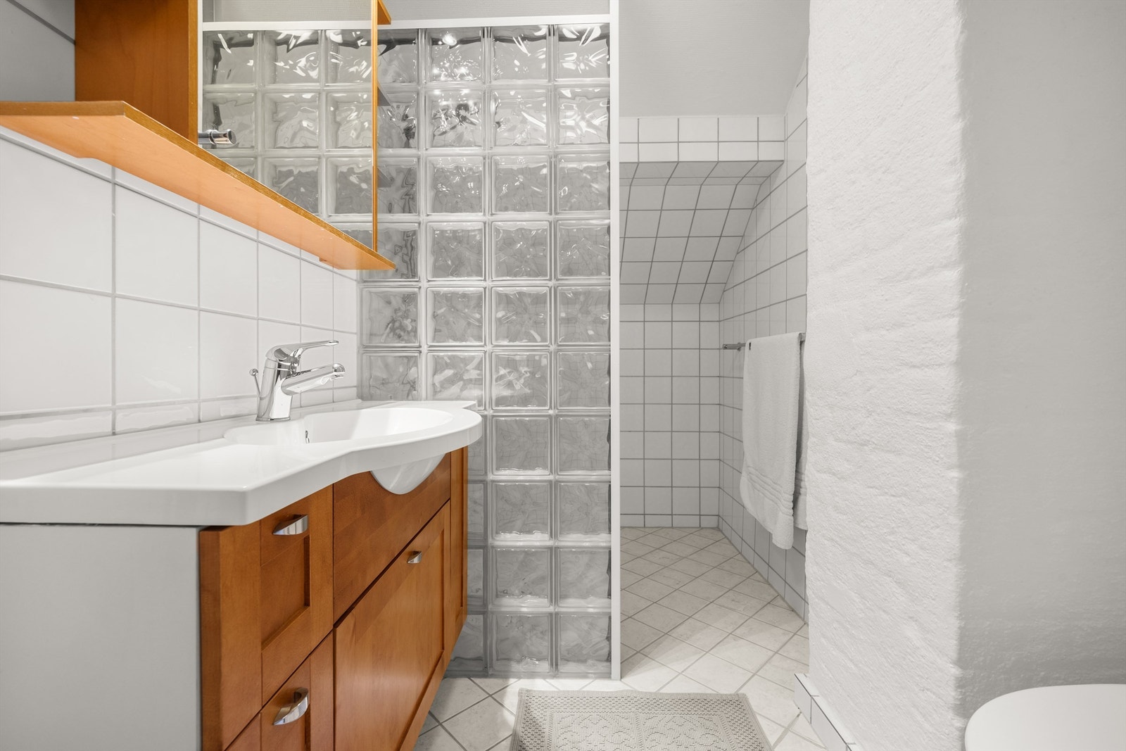 Bad ved trappegang i 2. etasje med varmekabler i gulv - Opprinnelig byggemeldt som uinnredet loft Galleribilde