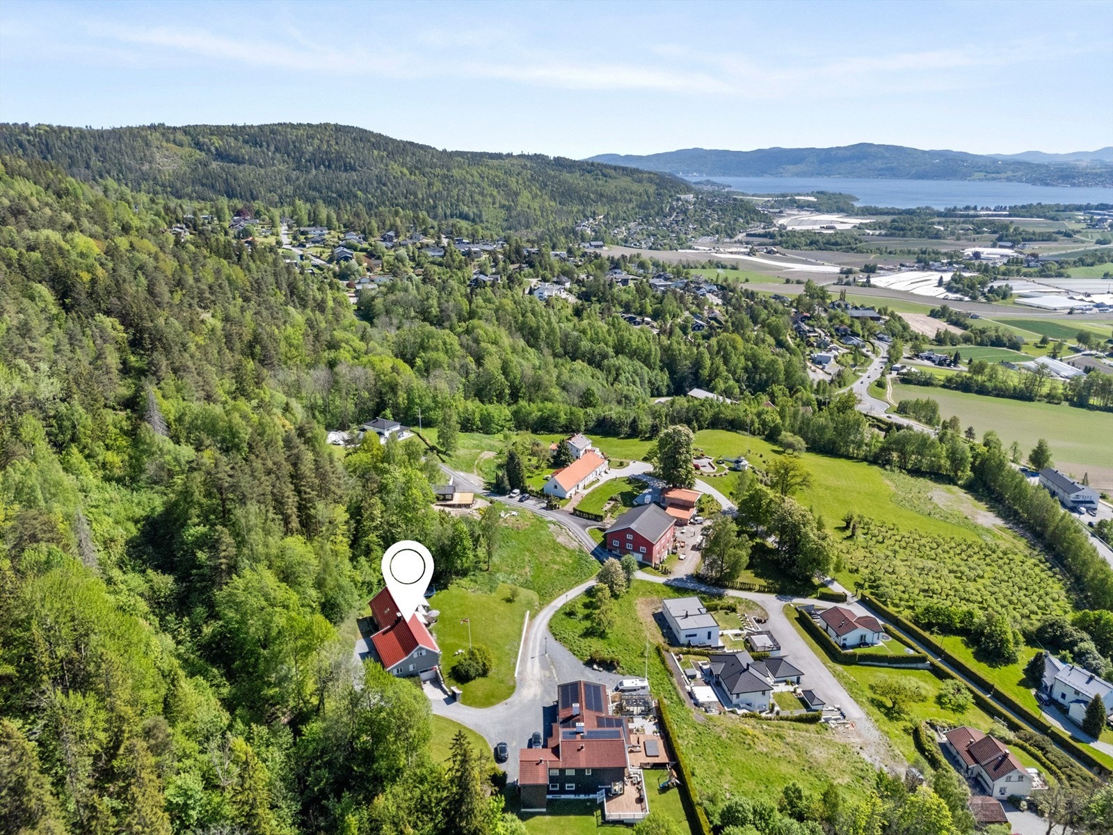 Eiendommen har en attraktiv og flott beliggenhet i et fredelig boligområde på Reistad Galleribilde