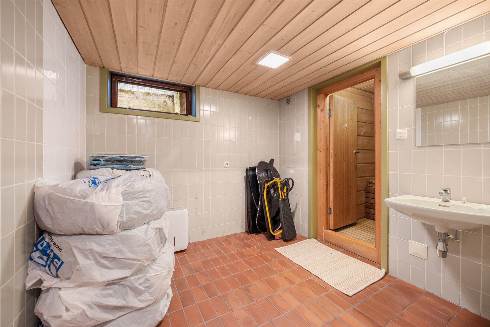 Bodrom med vegghengt servant Galleribilde