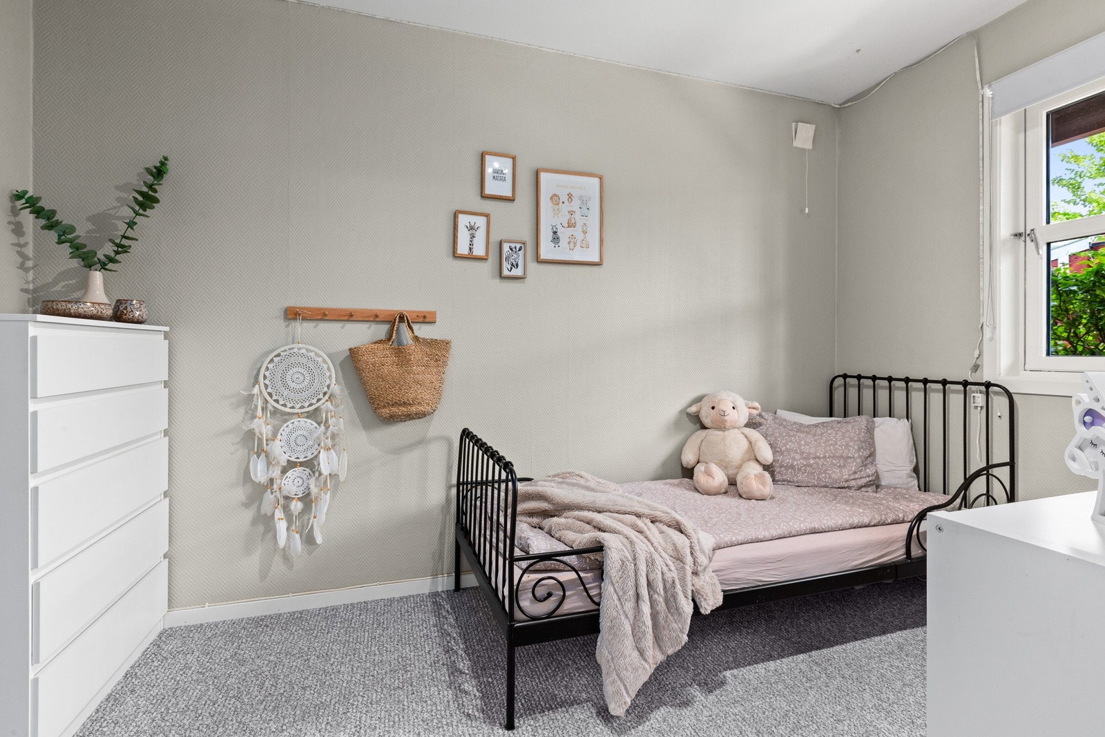 Leiligheten har to soverom, begge holdt i en behagelig beige tone. Galleribilde