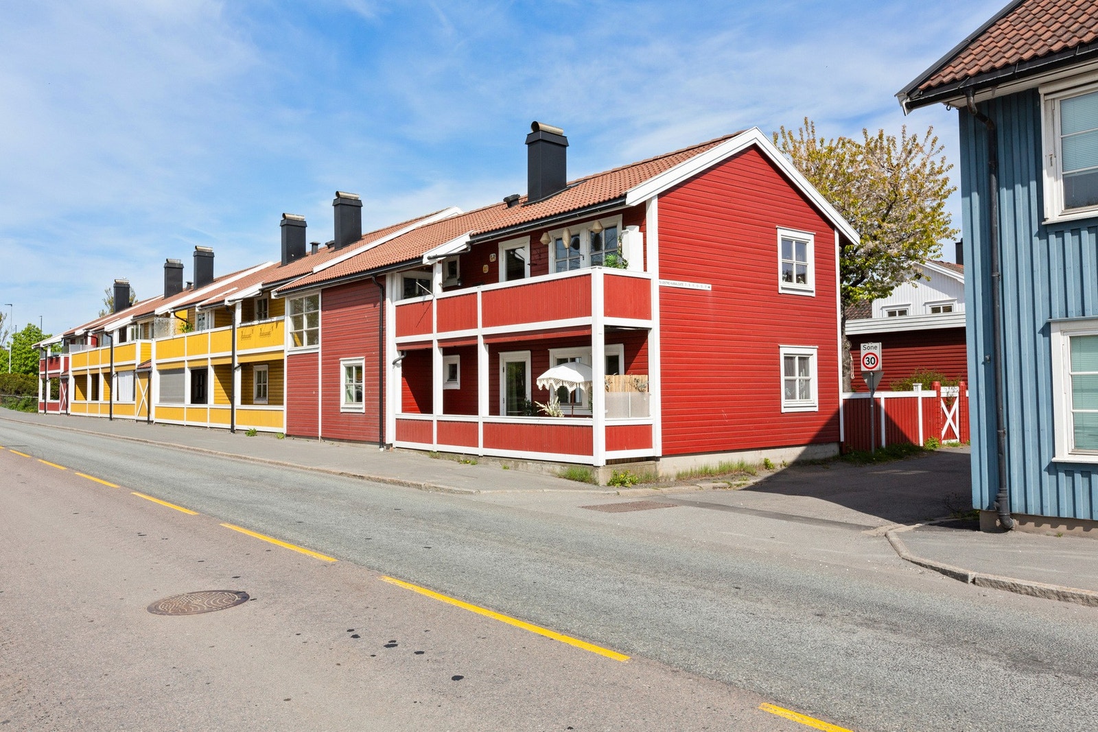 Beliggenheten er perfekt for deg som ønsker å være omringet av både grønne, frodige lunger og byens spennende tilbud. Galleribilde