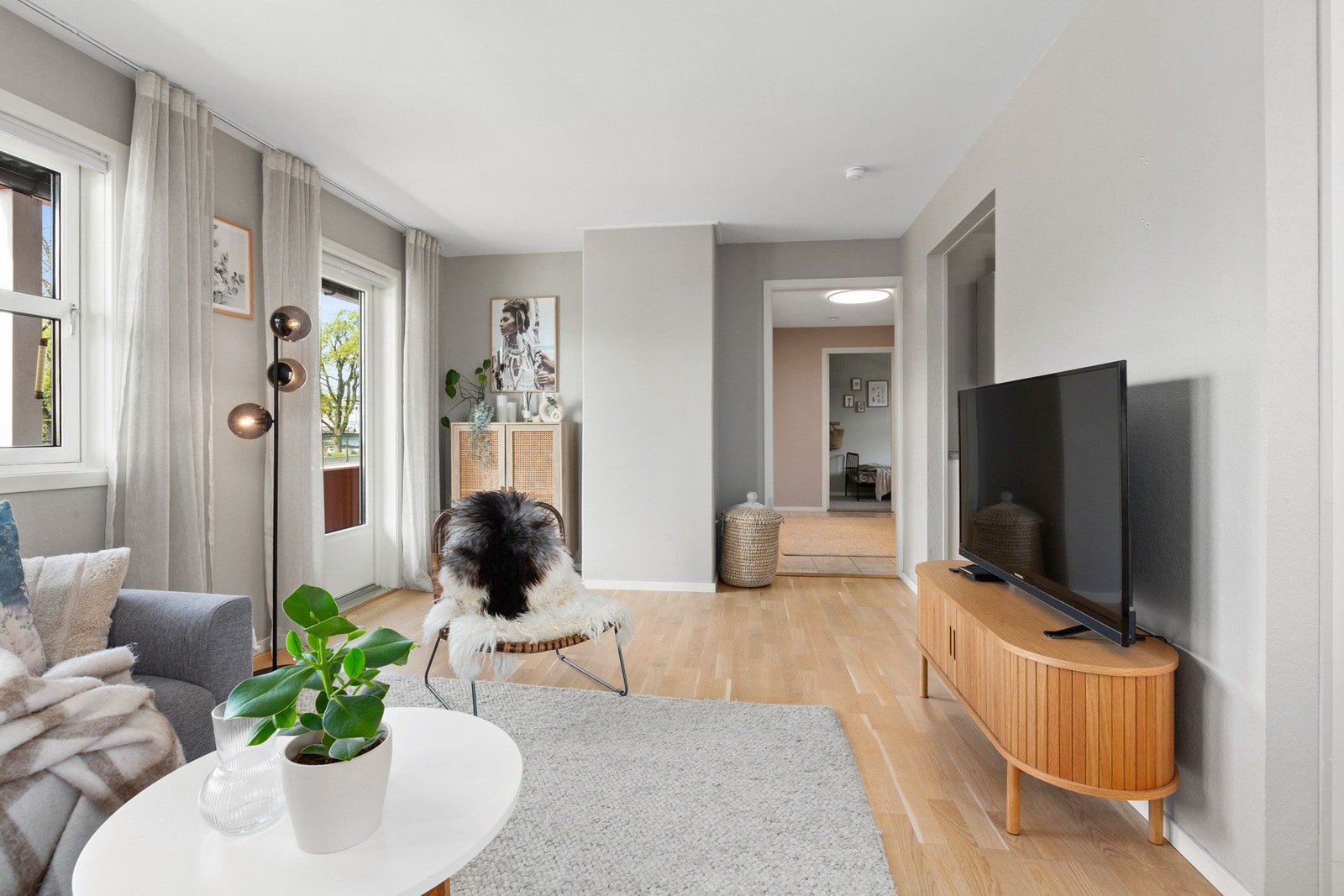 Stuen er malt i en behagelig og lun farge. Galleribilde