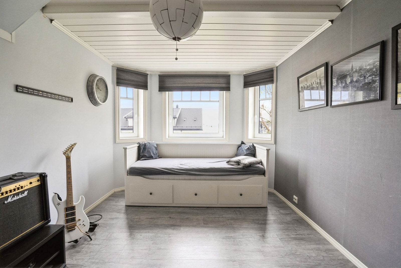 Soverom i underetasjen med plass til dobbeltseng og nattbord. Vinduene vender mot vest. Varmekabler i gulv. Galleribilde
