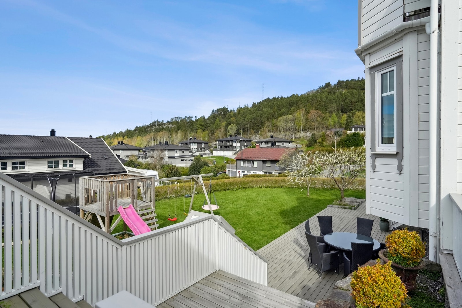 Fra sørvestvendt terrasse er det tilkomst med trapp ned til hage. Galleribilde