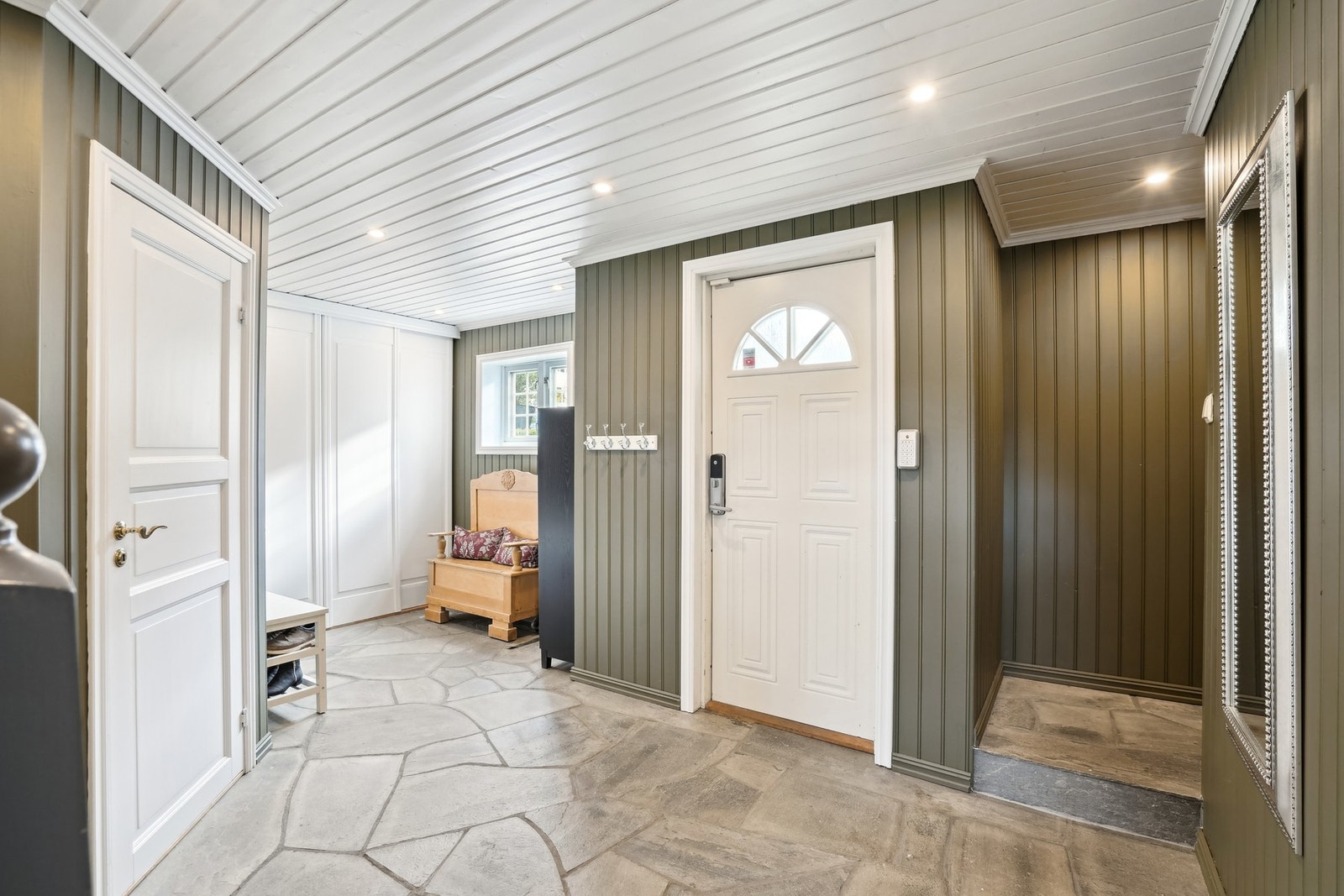 Det er god plass til oppbevaring av yttertøy og sko. Kodelås montert på ytterdøren. Galleribilde