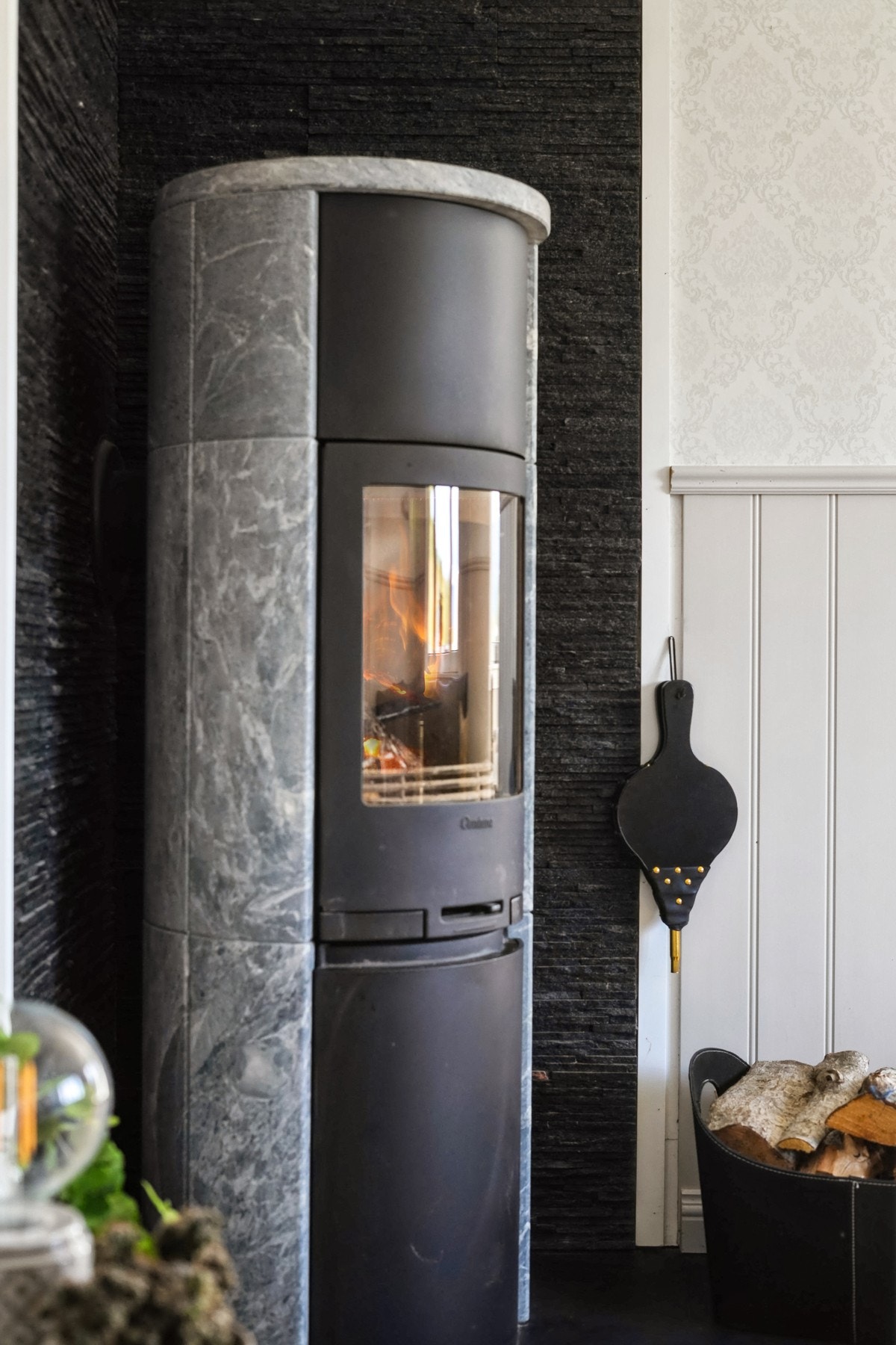 Pipen ble renovert i 2015 med stålrør og montert ny vedovn omrammet i kleberstein stående på metallplate. Galleribilde