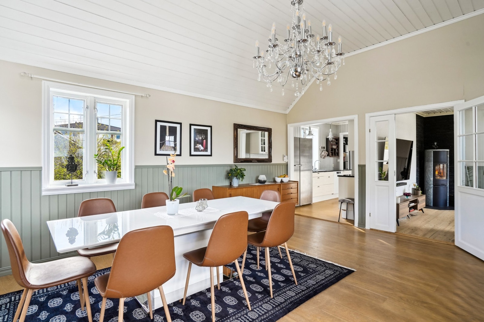 Det er parkettgulv og på veggene er det brystpanel med perle og malte flater. Panelt himling. Galleribilde