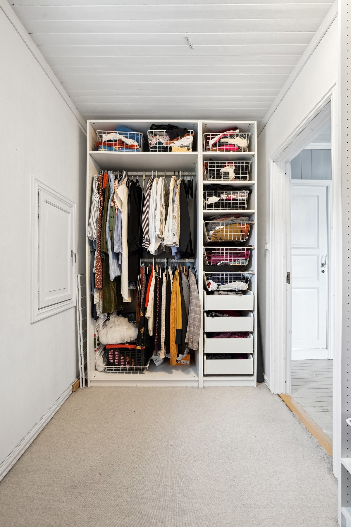 Garderoberom i tilknytning til soverommet. Luken til venstre er til kryploft over spisestuen. Her er det litt lagringsplass. Galleribilde