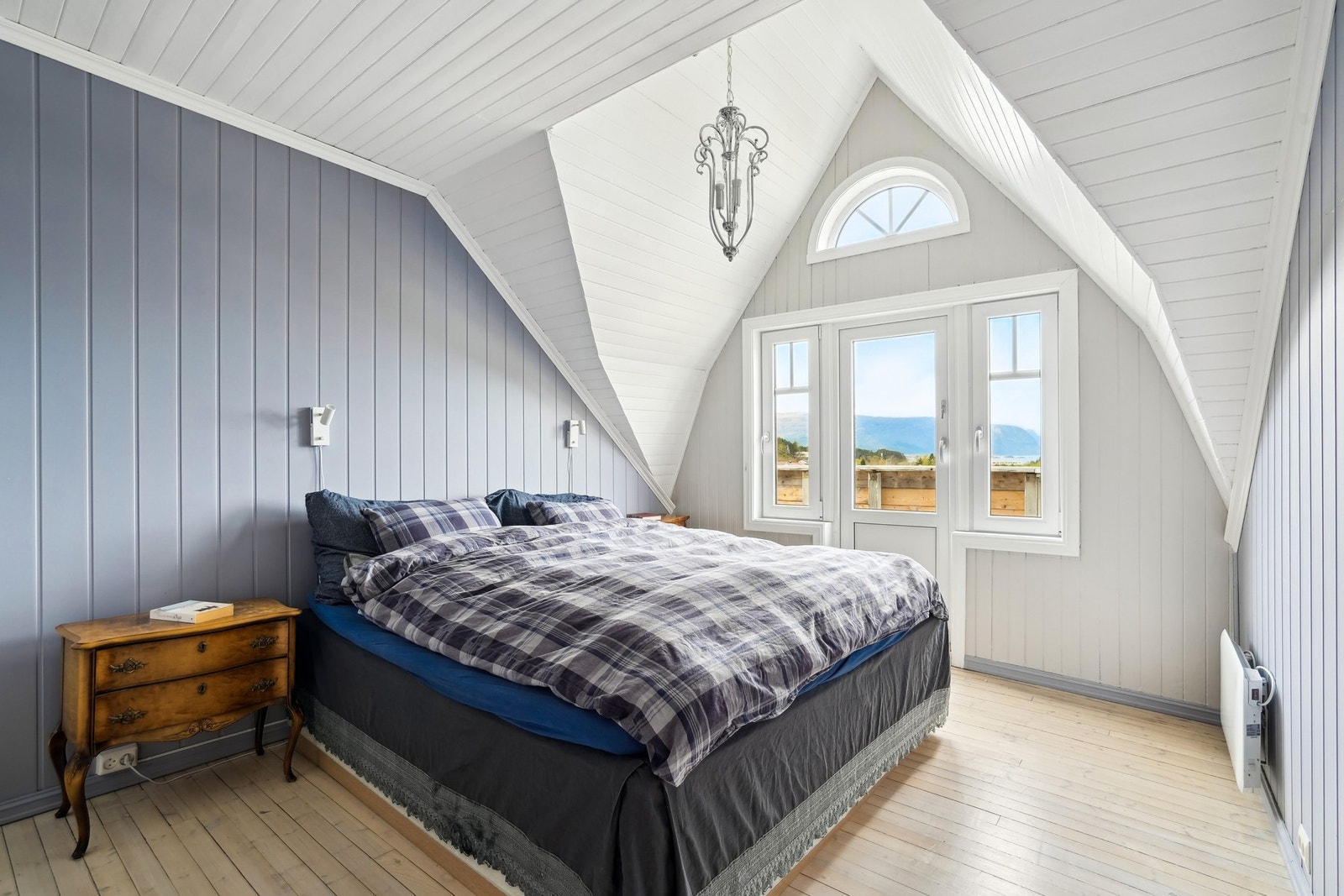 Hovedsoverommet har god størrelse med plass til dobbeltseng og tilhørende nattbord. Utgang til en vestvendt balkong. Galleribilde