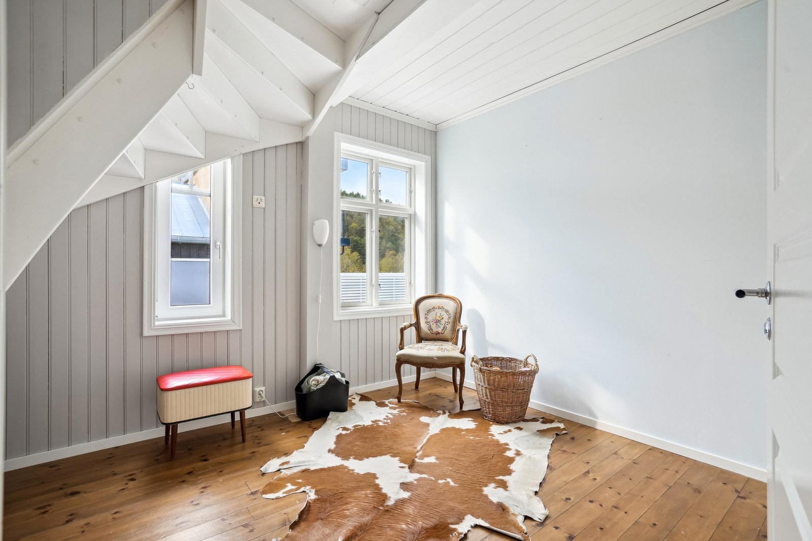 Soverom i hovedetasjen med plass til enkeltseng og nattbord. Vinduer mot sør. Det ene vinduet er skiftet i nyere tid til PVC. Galleribilde