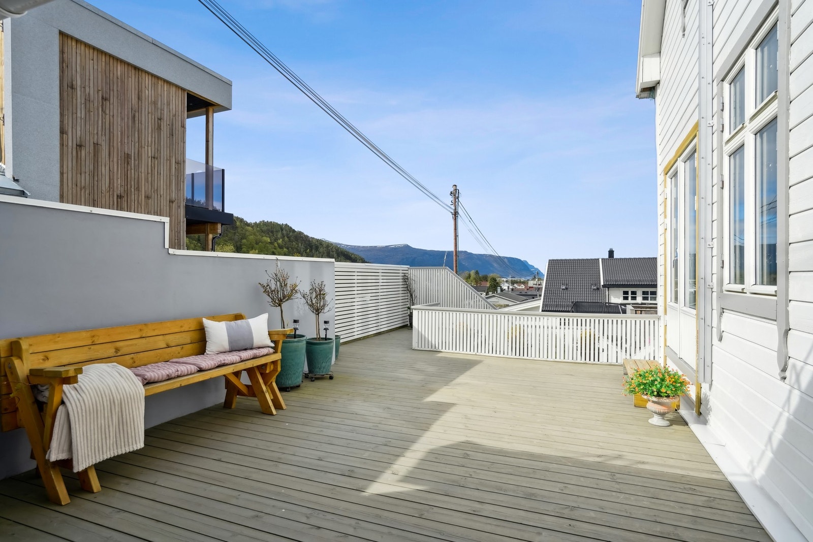 Terrassen er sørvestvendt og har et areal på ca. 28 kvm. Galleribilde