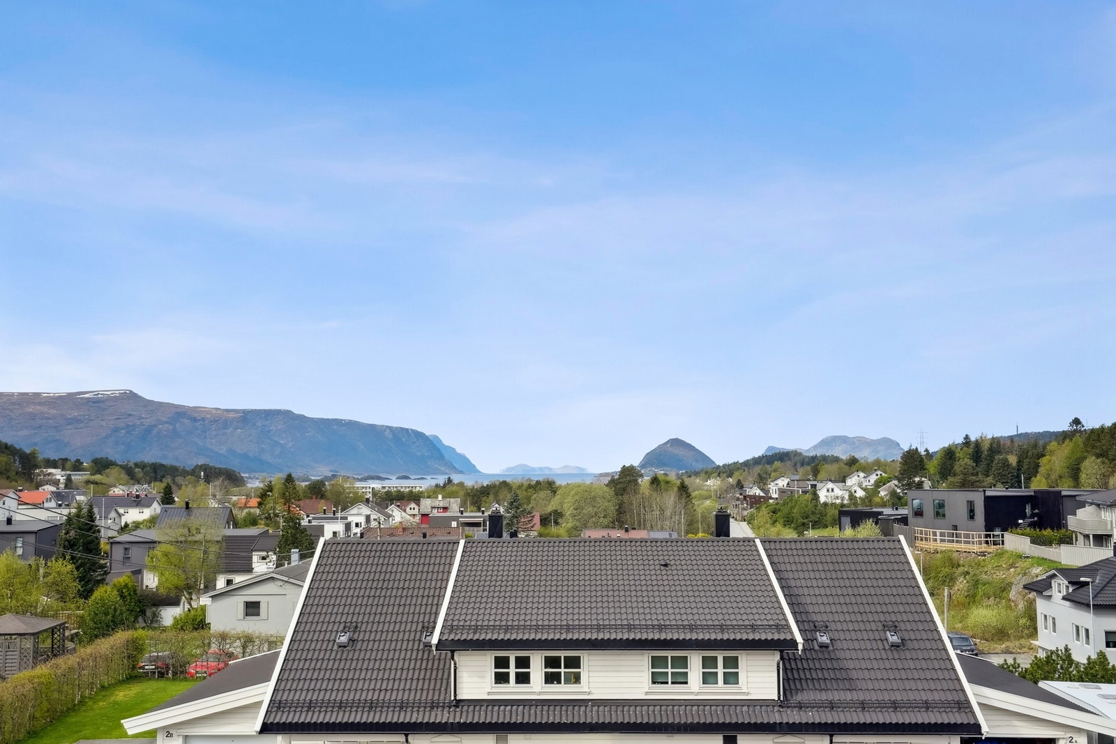 Flott utsikt over Borgundfjorden og fine Sunnmørsfjell. Galleribilde