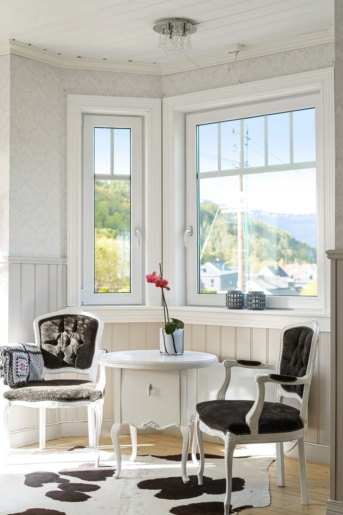 Vindusflatene i karnappet vender mot vest og gir et fint lys inn. Galleribilde