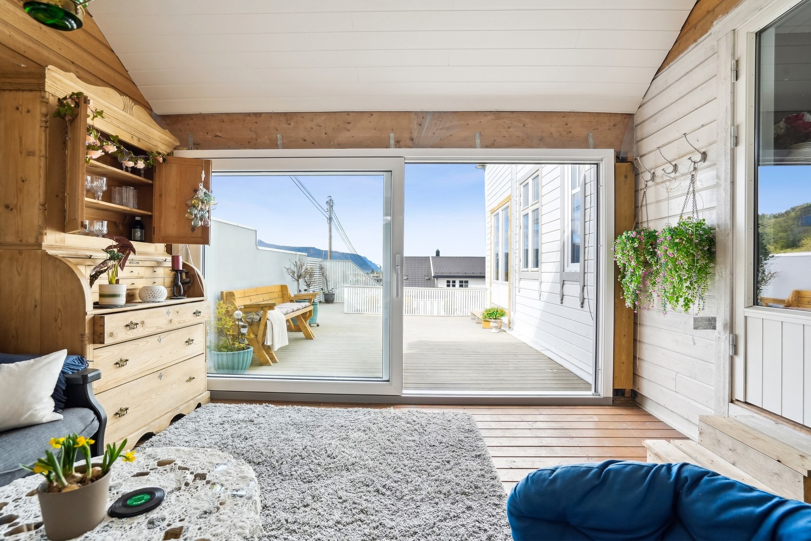 På terrassen er det bygd en hyggelig hagestue. Yttertak er tekket med skifer. Pvc- balkongskyvedør i front m/2-lags isolerglass. Vindu med trekarmer og 2-lags isolerglass. Galleribilde