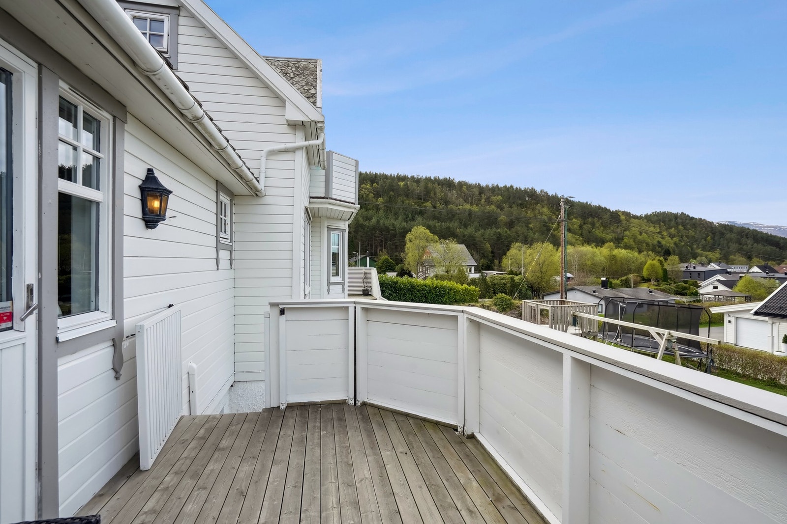 Her kan en møblere med utemøbler om ønsket. Vegglampe montert på vegg. Port ved trappen som fører deg ned til terrasse og hage. Galleribilde