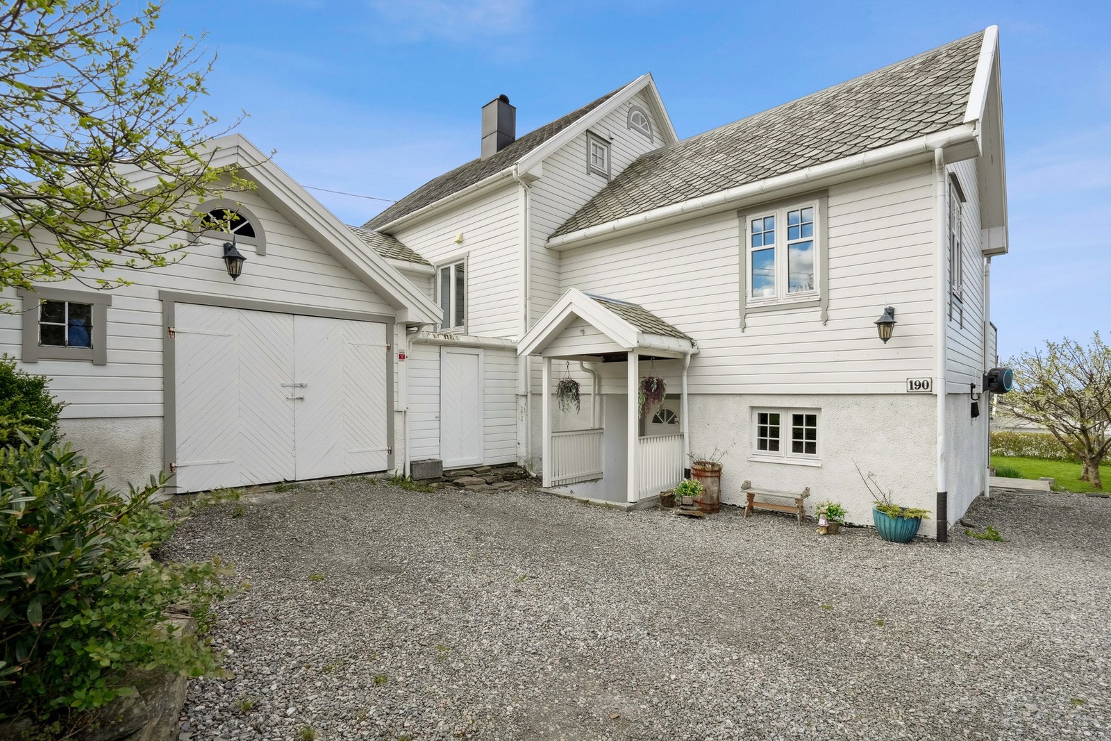 Garasjen har et areal på ca. 24 kvm. Liten redskapsbod på 6 kvm ved siden av garasjen. Montert elbil-lader. Galleribilde