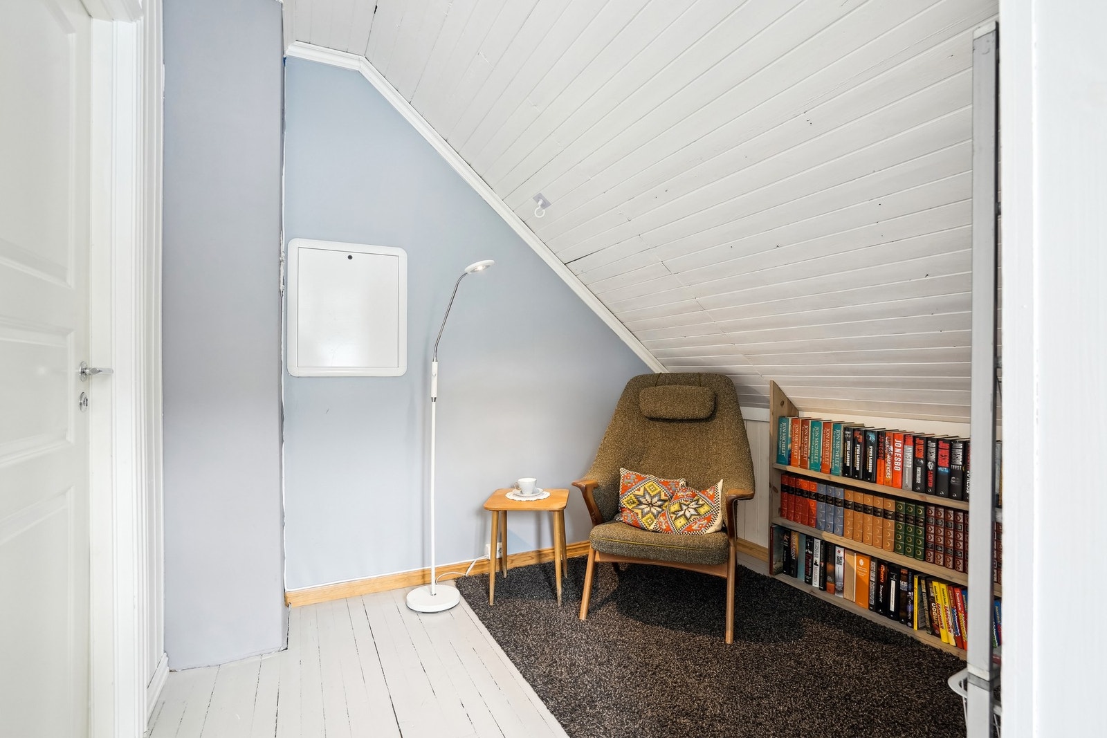 Gang/liten loftstue med plass til et lesehjørne eller et lite kontor. Galleribilde