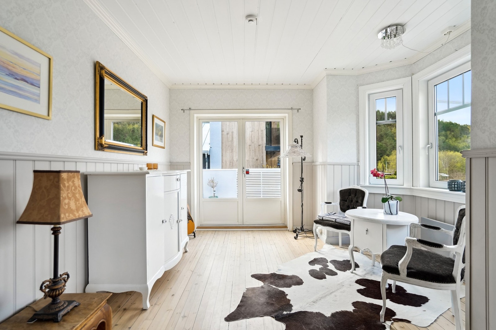 Fra stuen er tilkomst til sørvestvendt terrasse. Nyere PVC-vinduer i karnappet. Galleribilde