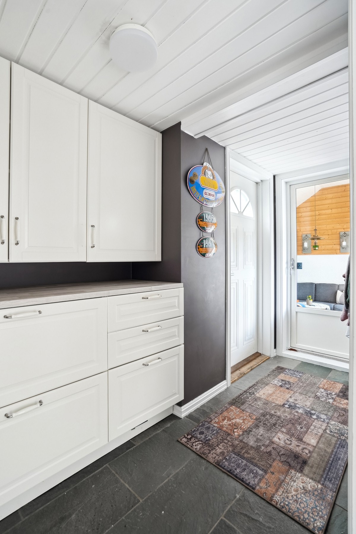 Fra entréen i 1.etg er det direkte tilkomst til hagestuen og man har utgang ut på østsiden av huset. Montert skap og skuffer for ekstra oppbevaring. Galleribilde