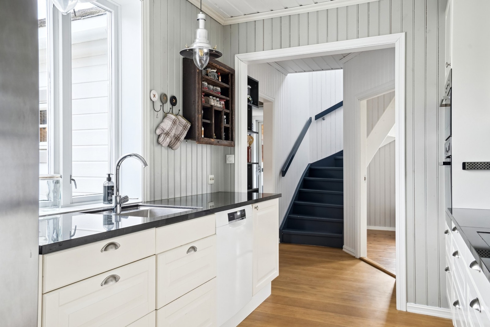 Lekker benkeplate i stein med underlimt oppvaskkum. Galleribilde