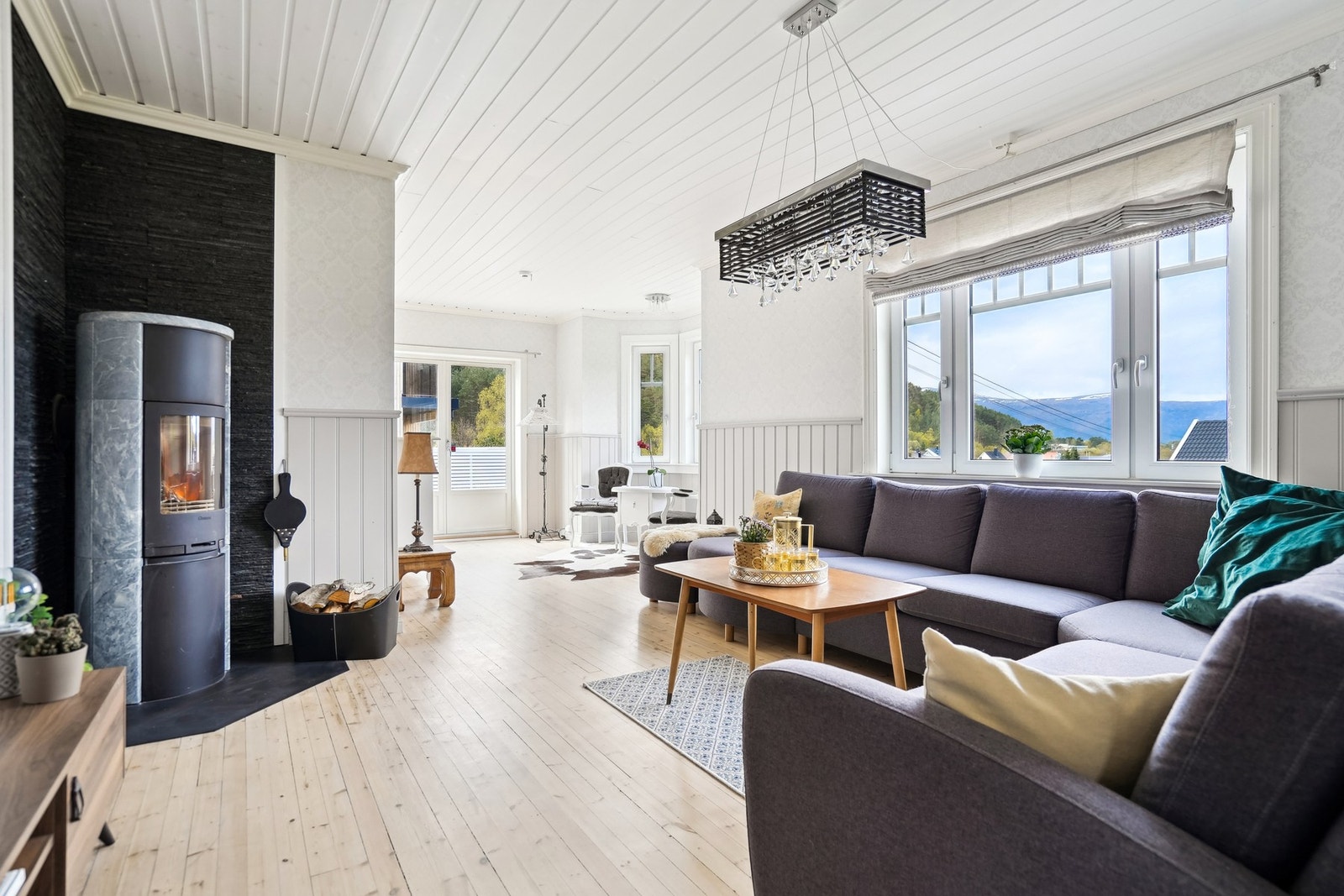 Stuen har originalt tregulv av furu, og på veggene er det brystpanel og tapet. Galleribilde