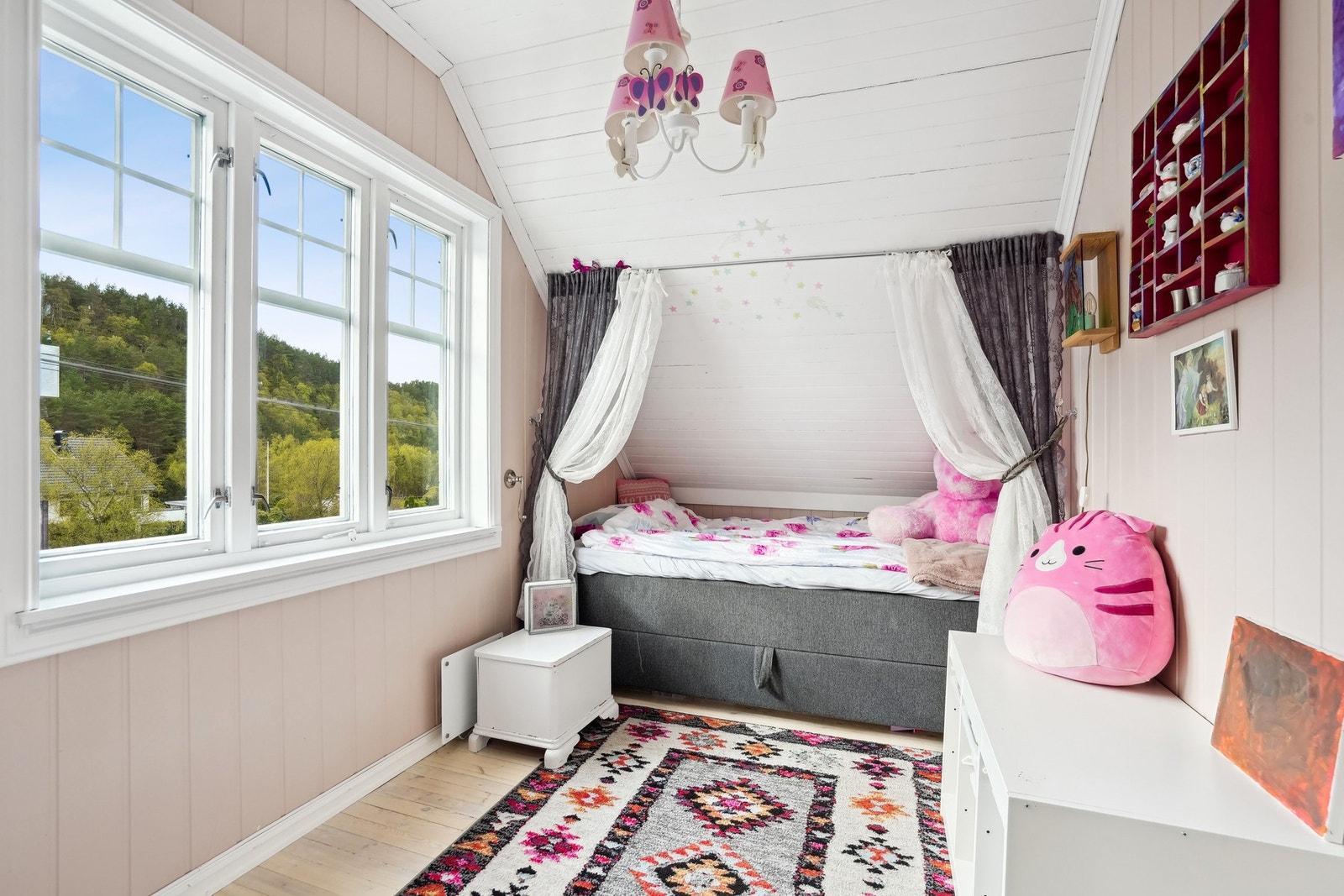 Soverom nr 2 på loftet har fin størrelse med plass til seng, nattbord og kommode/garderobeskap. Vinduet vender mot sør. Galleribilde