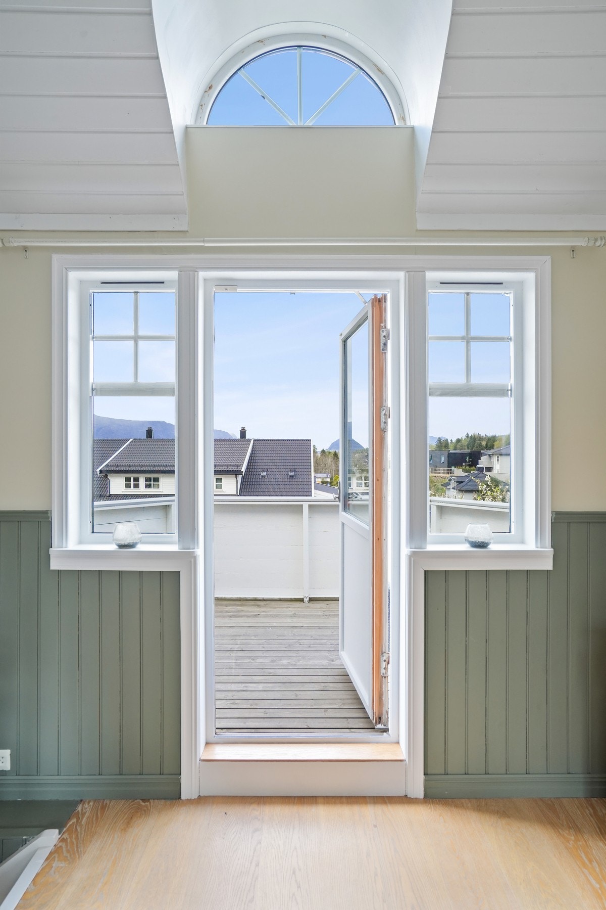 Det er utgang til en balkong fra spisestuen. Legg merke til det fine halvmåne-vinduet. Galleribilde