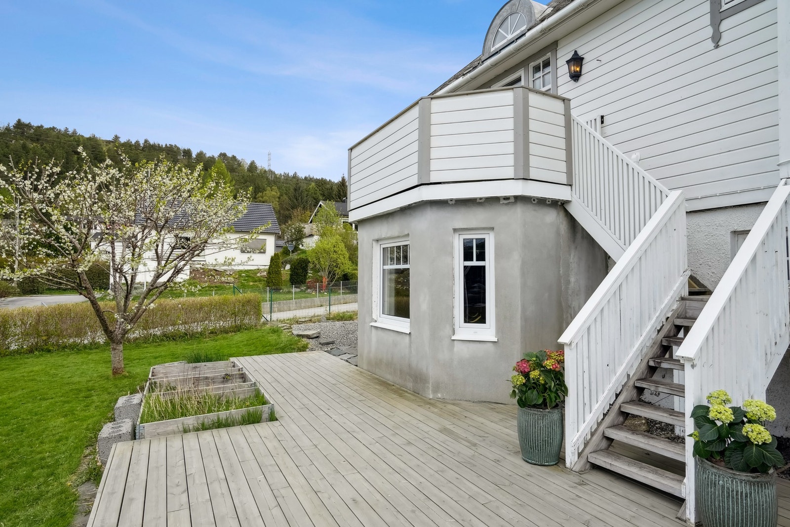 Tilkomst til terrasse fra balkong i 1.etasje også. Galleribilde