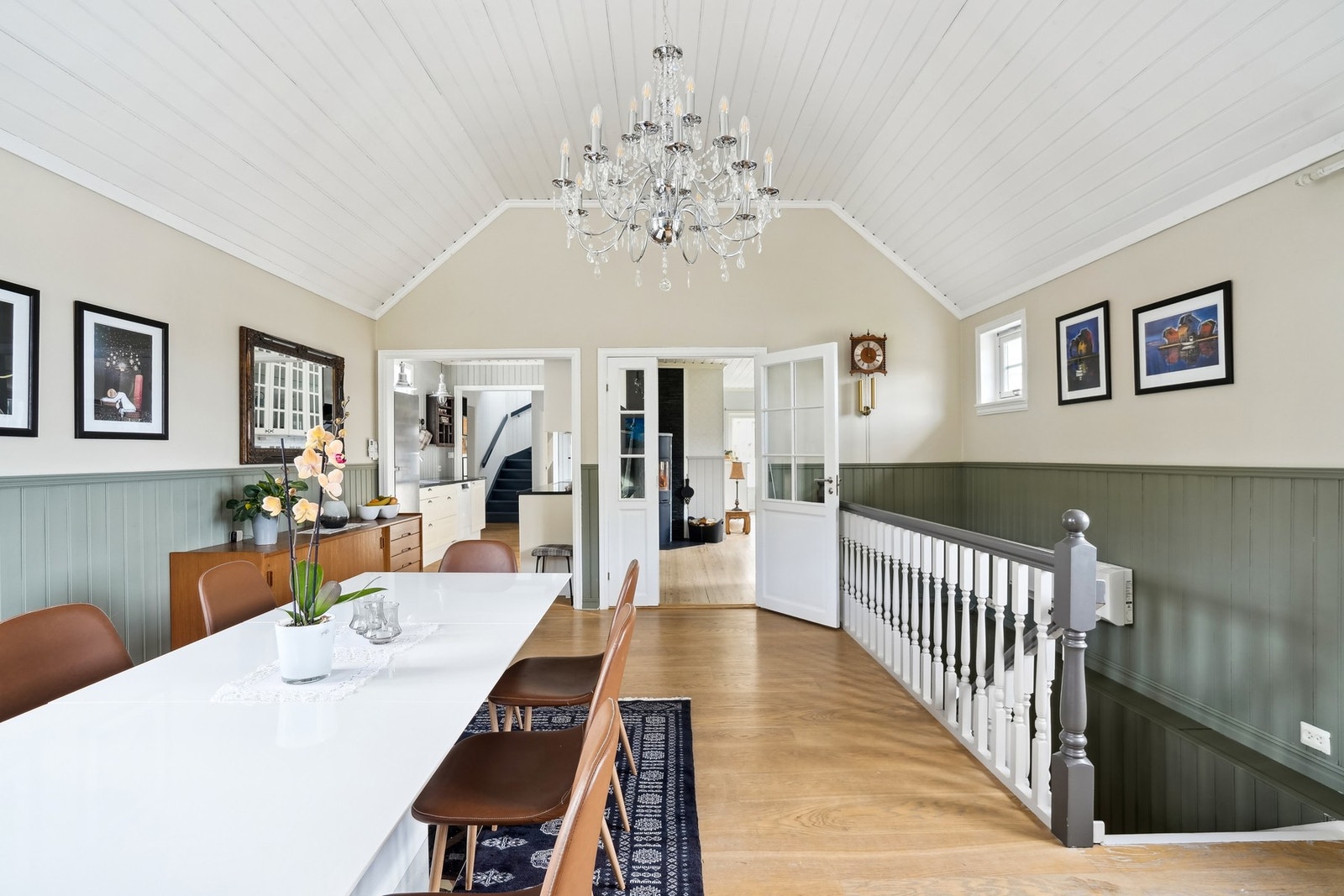 Spisestuen har god takhøyde som gir en romslig følelse. Trapp ned til underetasjen. Galleribilde