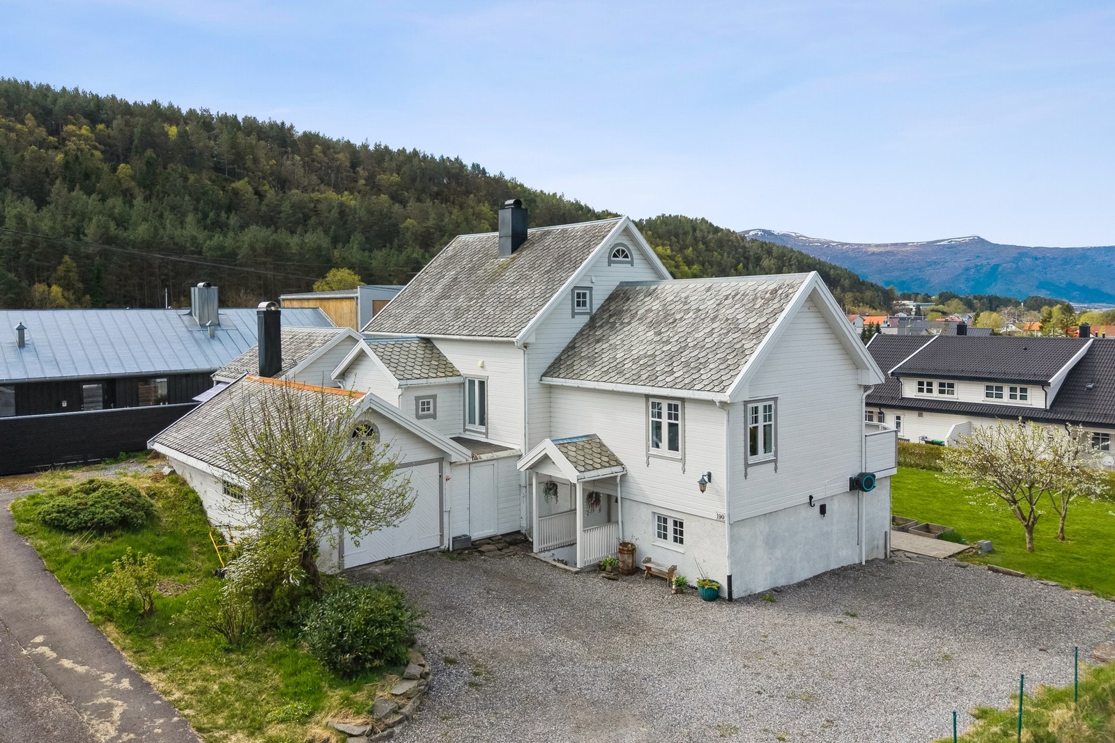 Det er to gårds- og bruksnummer. Totalt er tomten 1037 kvm til sammen. Galleribilde