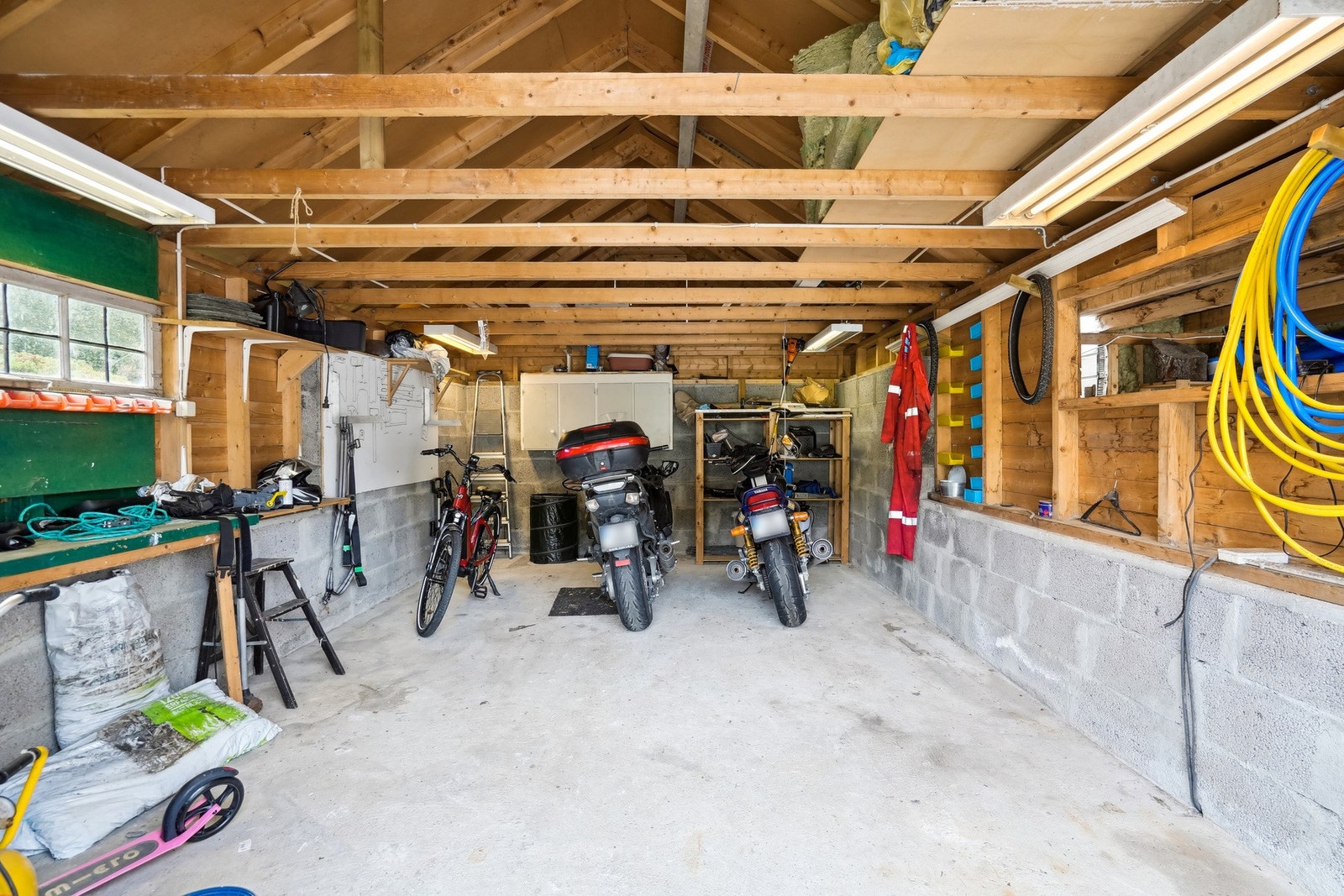 Støpt gulv på grunn. Lettklinker murer, og bindingsverk med liggende bordkledning over murer. Galleribilde