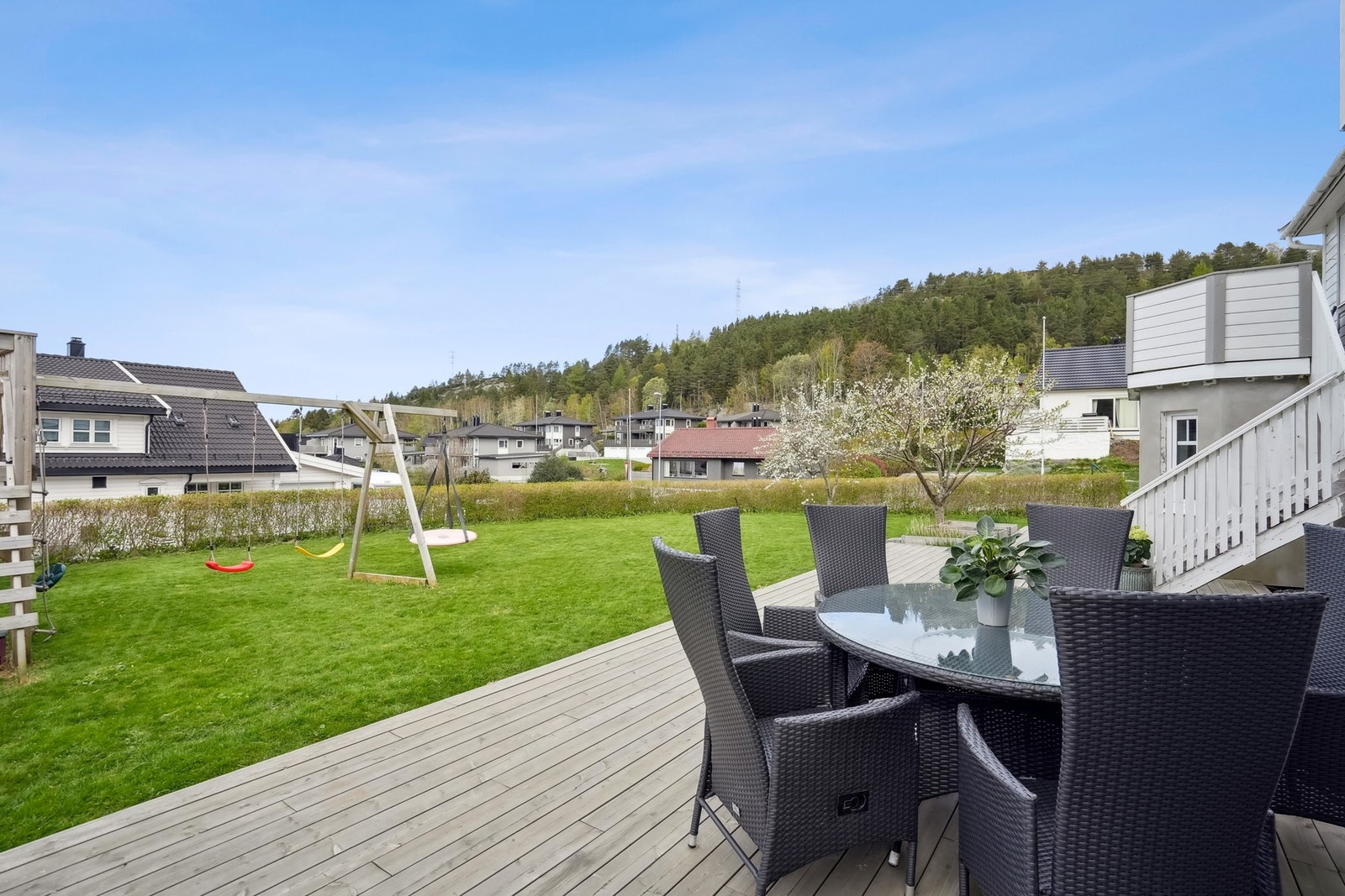 Hagen har god størrelse med boltringsplass for både store og små. Galleribilde