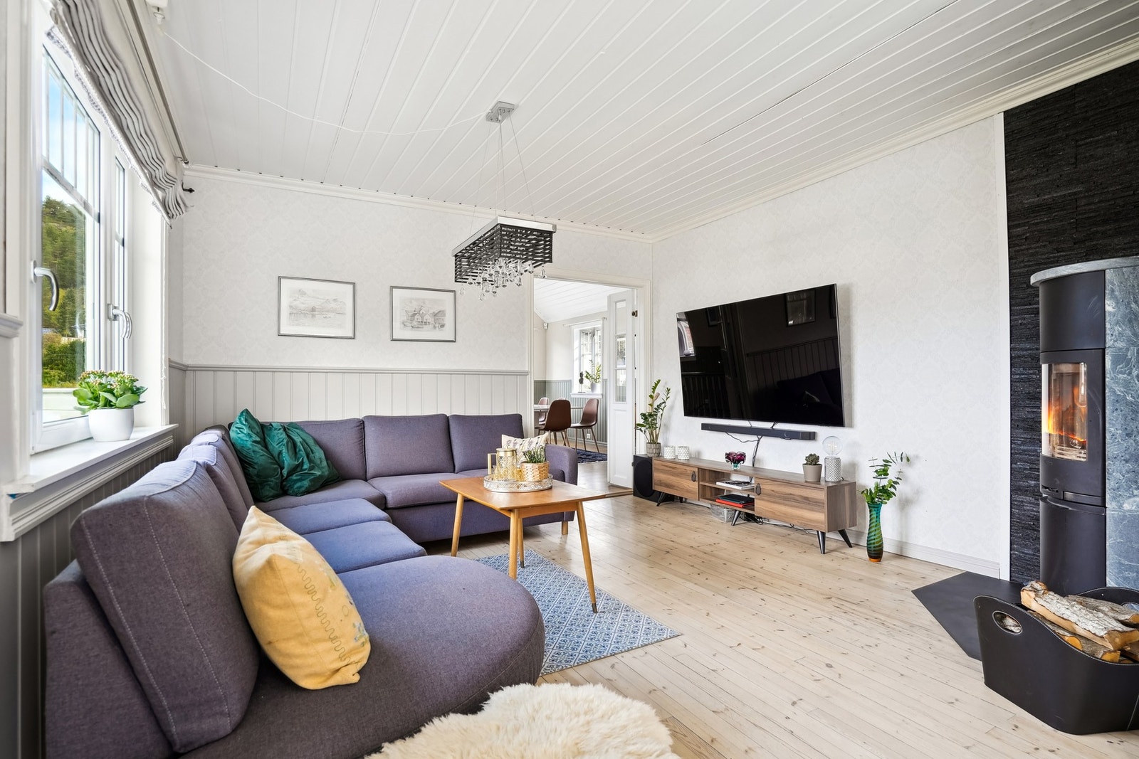 Det er god plass til å møblere med sittegruppe på stuen. Galleribilde