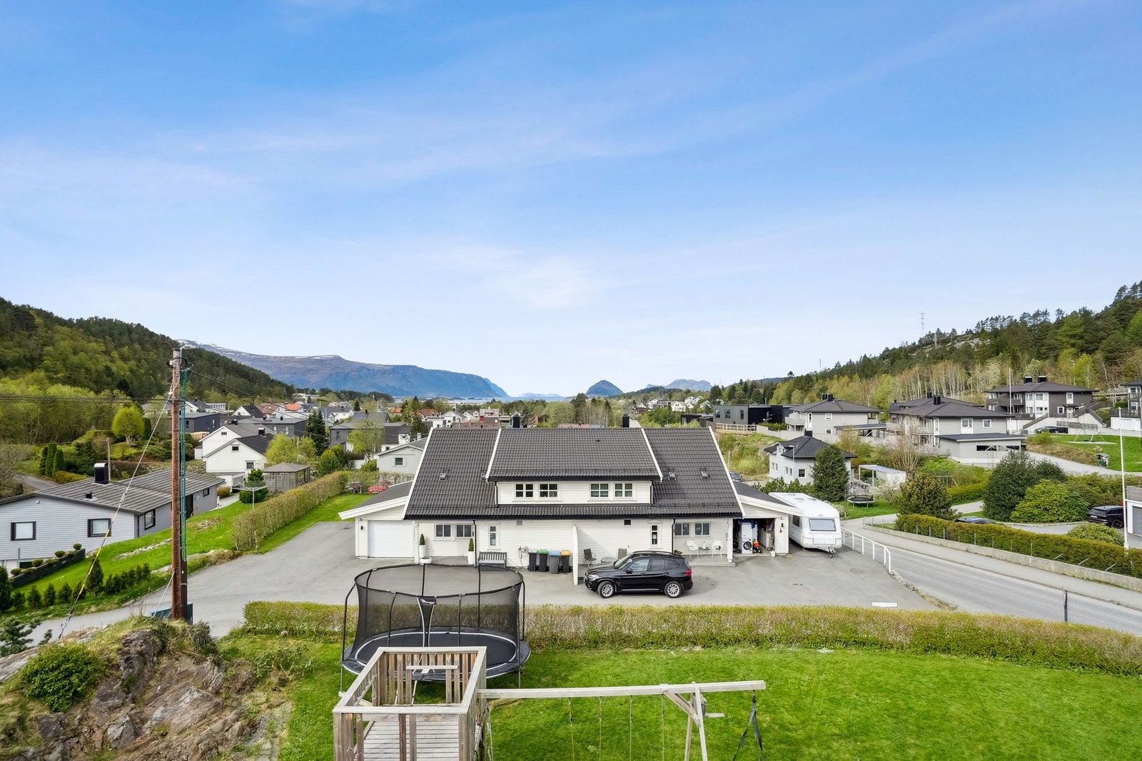 Fra balkongen på hovedsoverommet har man flott utsikt utover fjorden og fjellene. Galleribilde