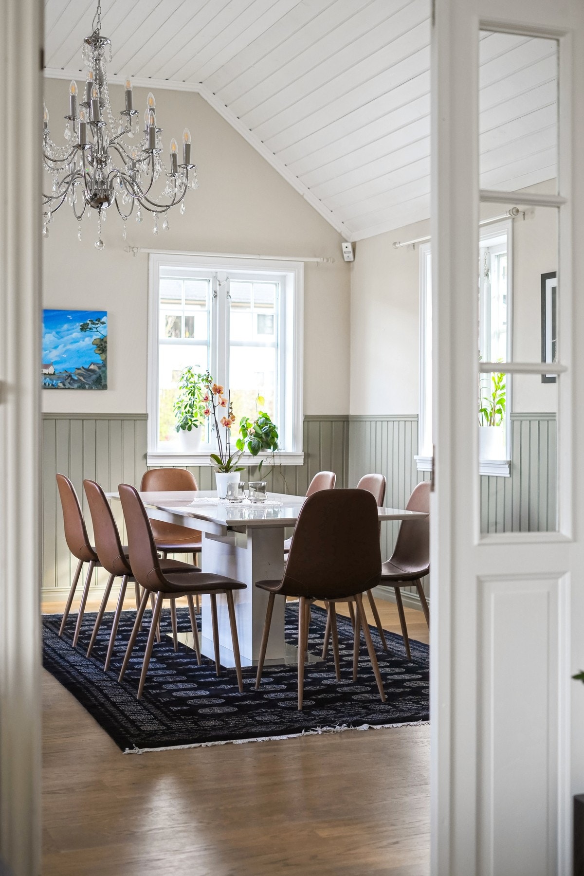 Legg merke til takhøyden i spisestuen. Galleribilde