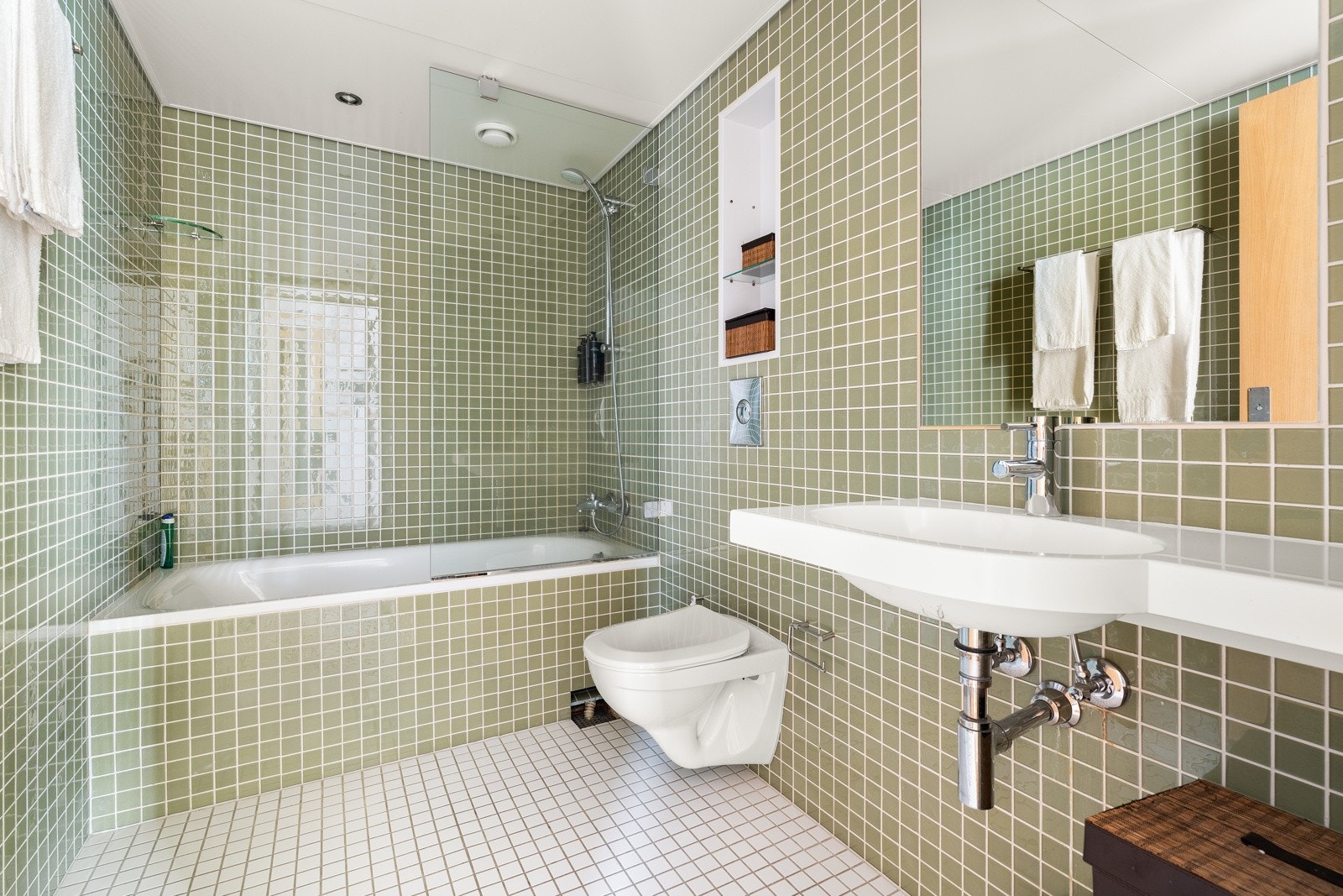 Bad 1 i leiligheten med baderomsinnredning fra Grohe. Galleribilde