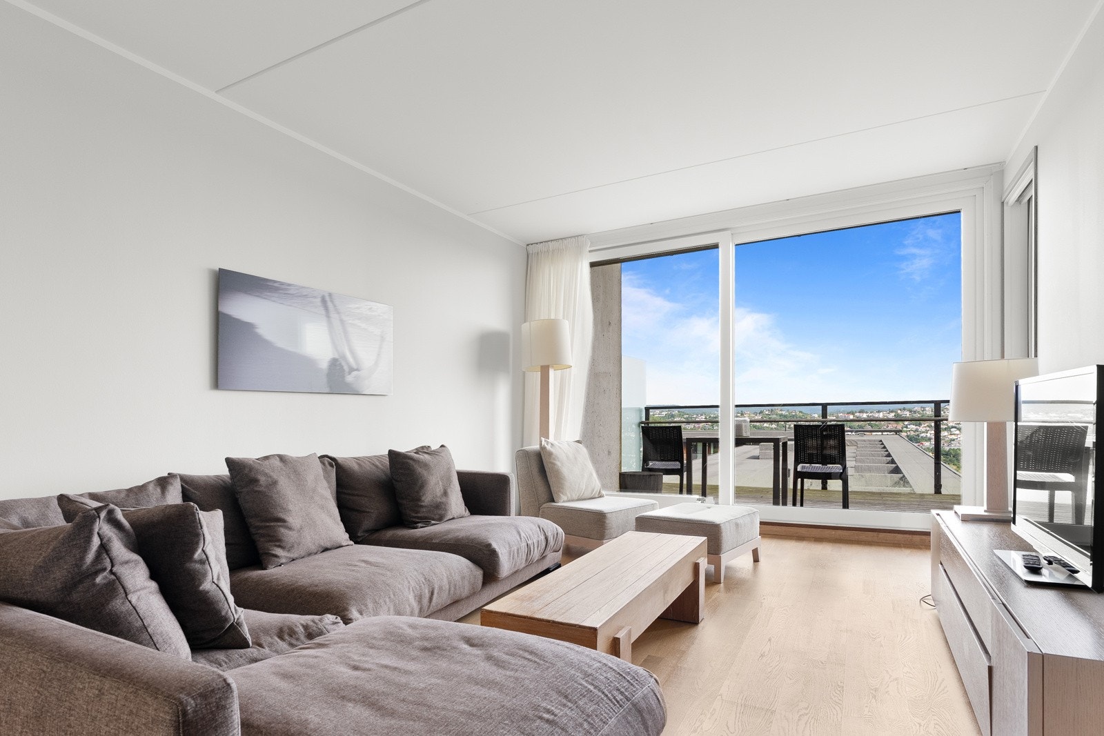 Fra stuen kommer du rett ut til den nordvendte balkongen. Galleribilde