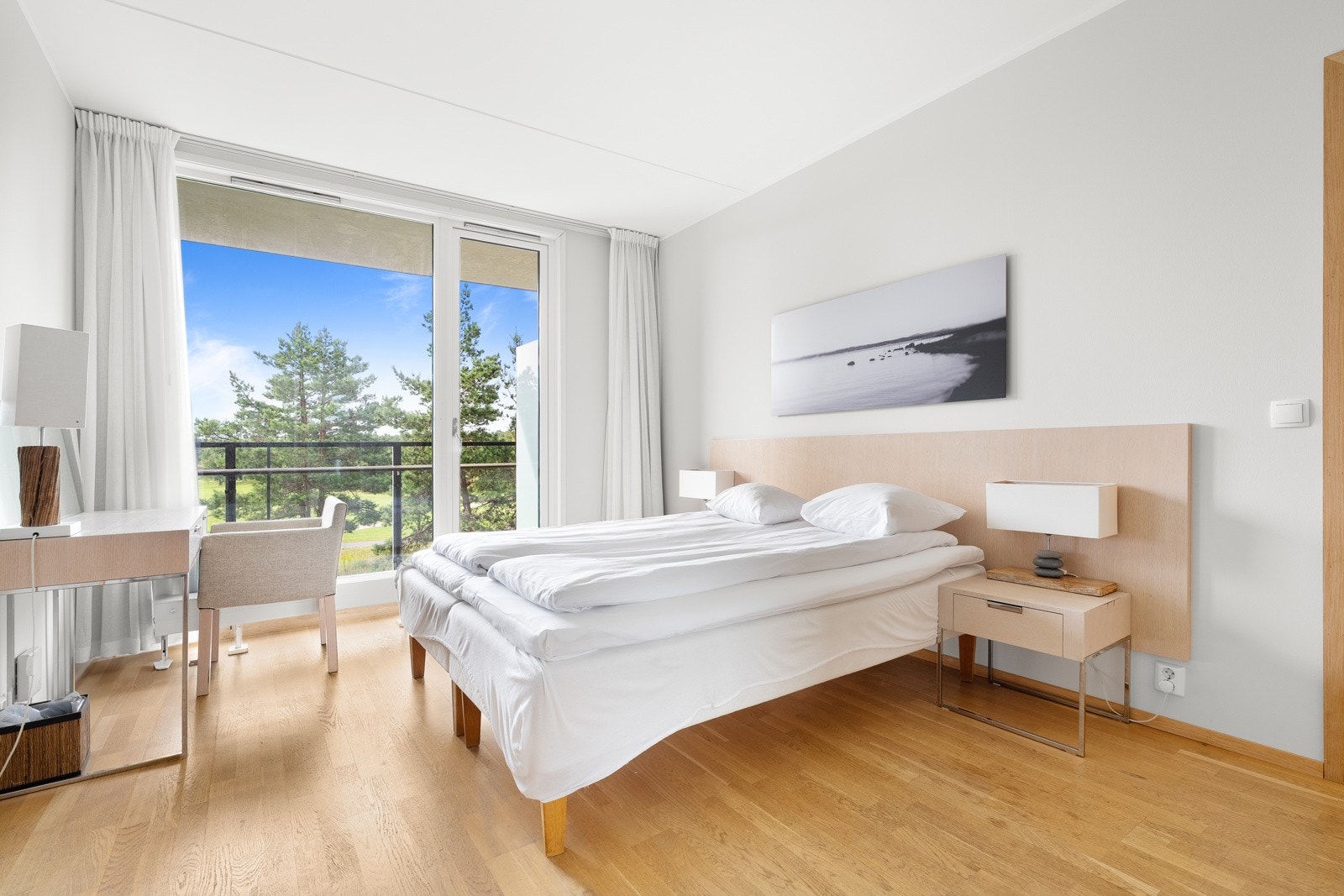 Soverom 3 med egen inngang, eget bad og utgang til den sørvendte balkongen. Galleribilde