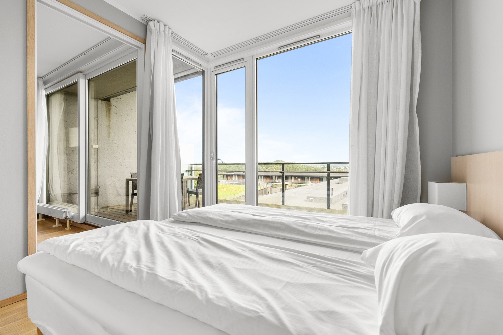 Soverom 1 med dør ut mot den nordvendte balkongen. Galleribilde