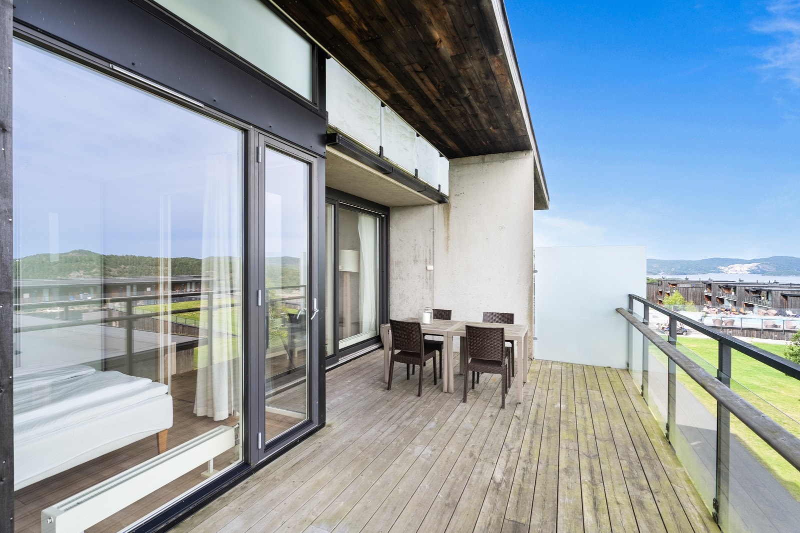 God plass til utemøbler på den nordvendte balkongen, hvor man kan nyte sommerkvelder med sen kveldssol. Galleribilde