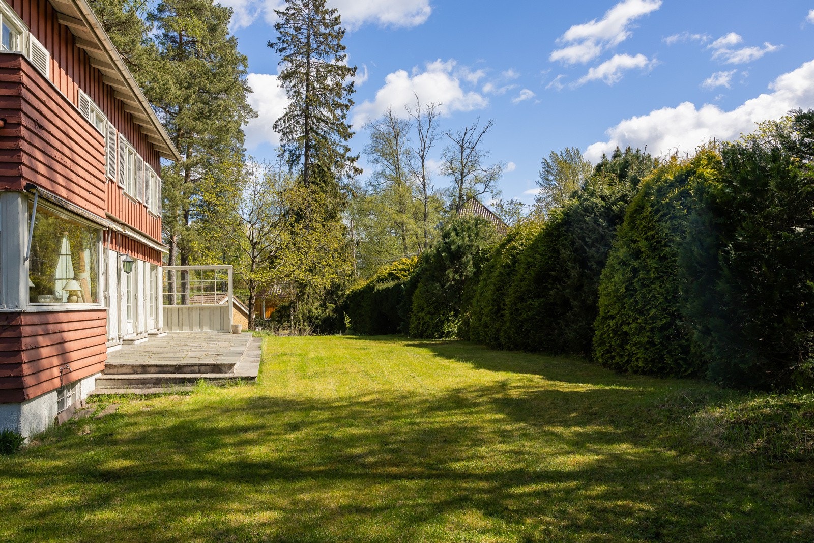 Villaen ble bygget i 1932 og tomten måler 1 839 m². Galleribilde