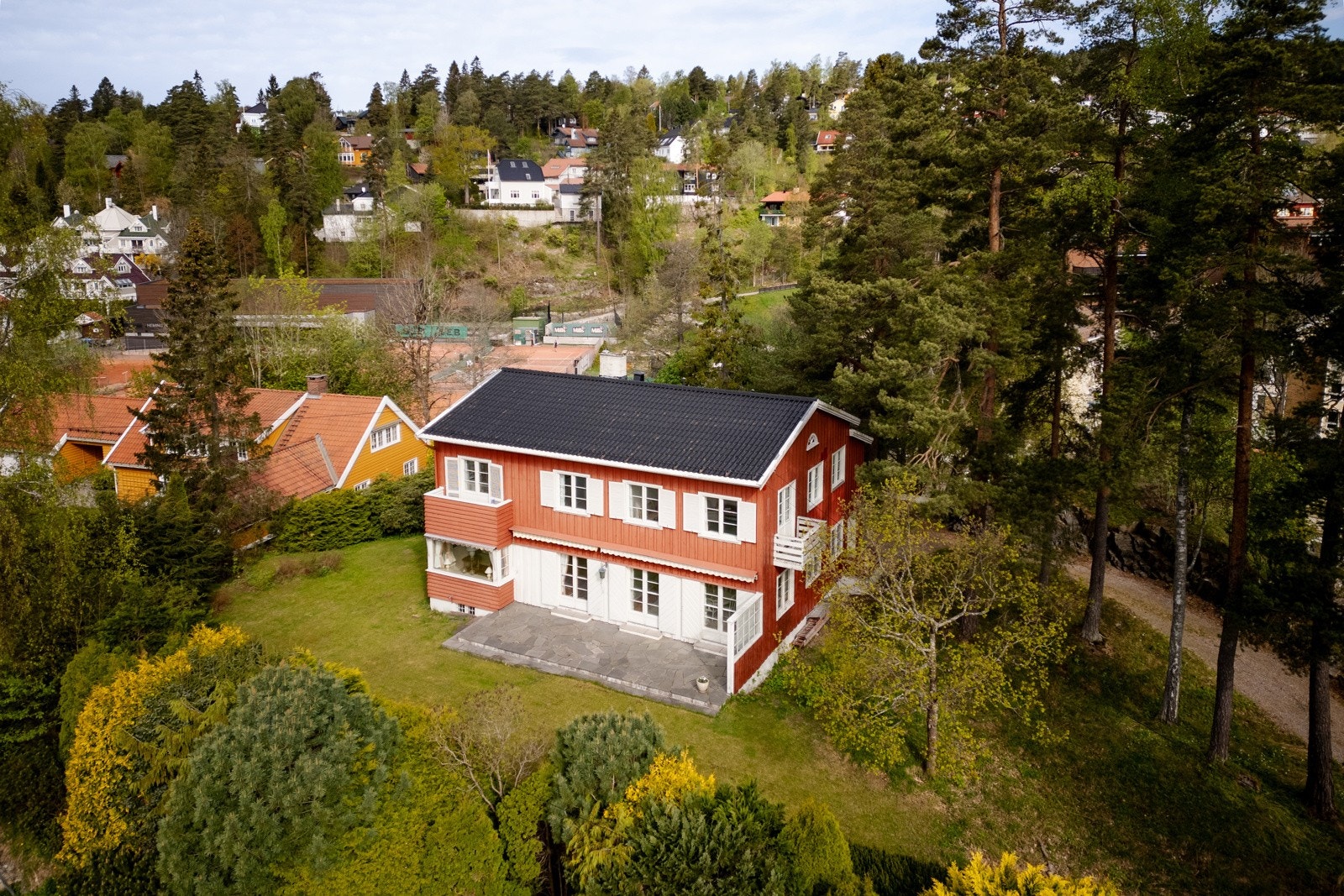En unik og særpreget villa tegnet av arkitekt Arnstein Arneberg. Galleribilde