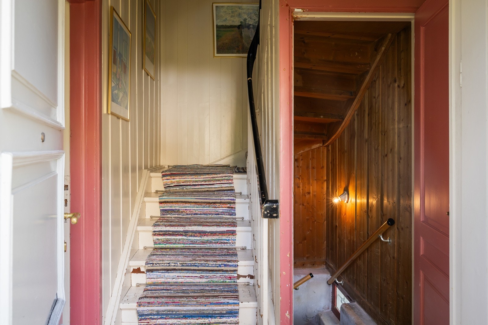 Etasjen er i dag delt, med to ulike trappeadkomster. Galleribilde