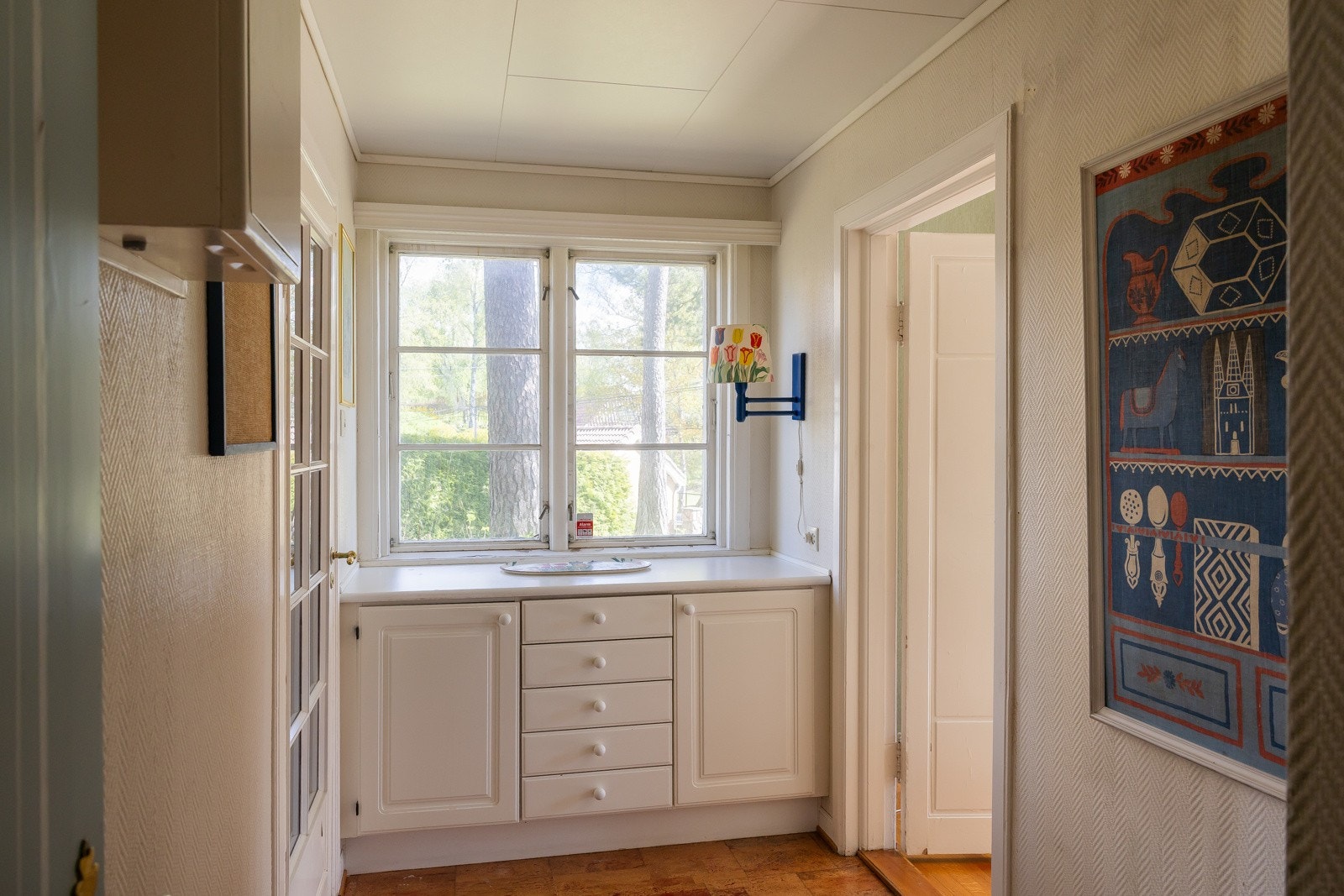Mellomgang mellom kjøkken og spisestue. Galleribilde
