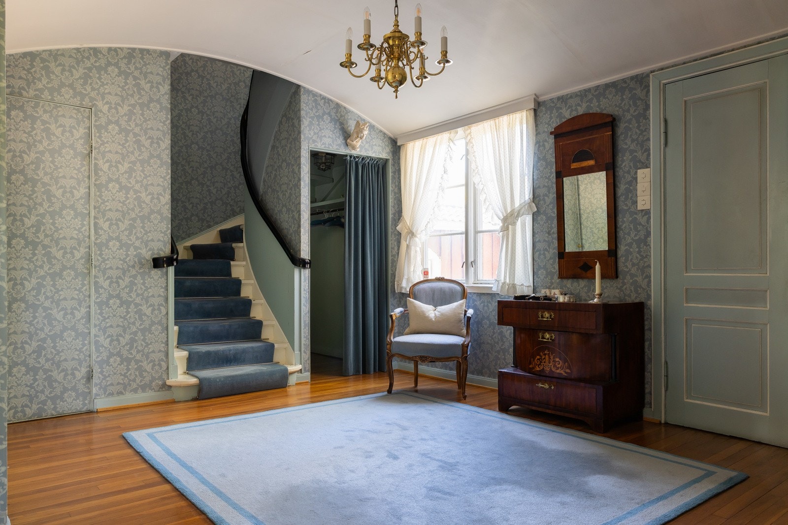 Nydelig inngangsdør leder til en stor hall med buet himling og adkomst til andre etg. Toalettrom med servant i hall. Galleribilde