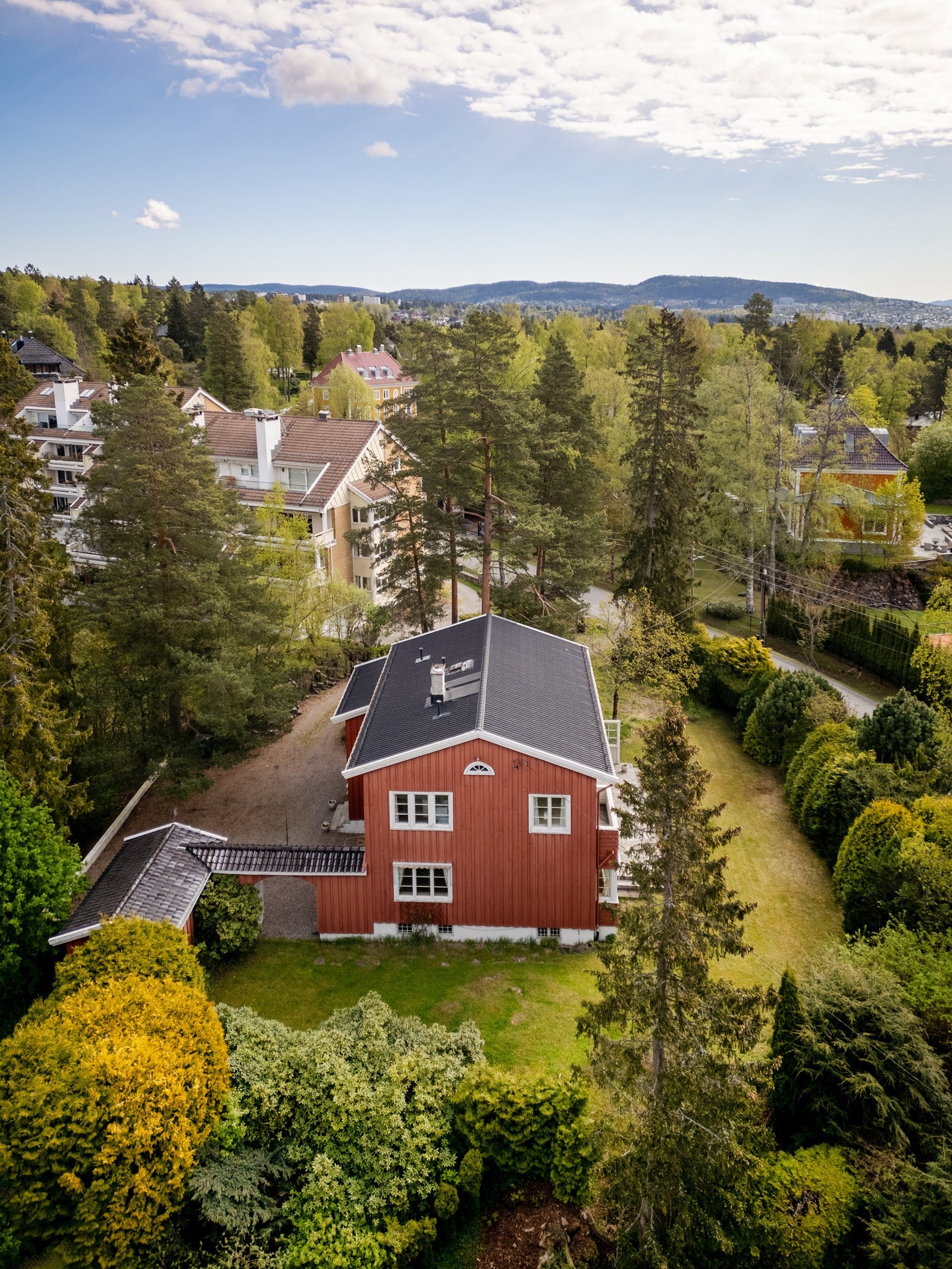 Stor og innholdsrike enebolig på usjenert naturtomt på Gråkammen/Slemdal. Galleribilde