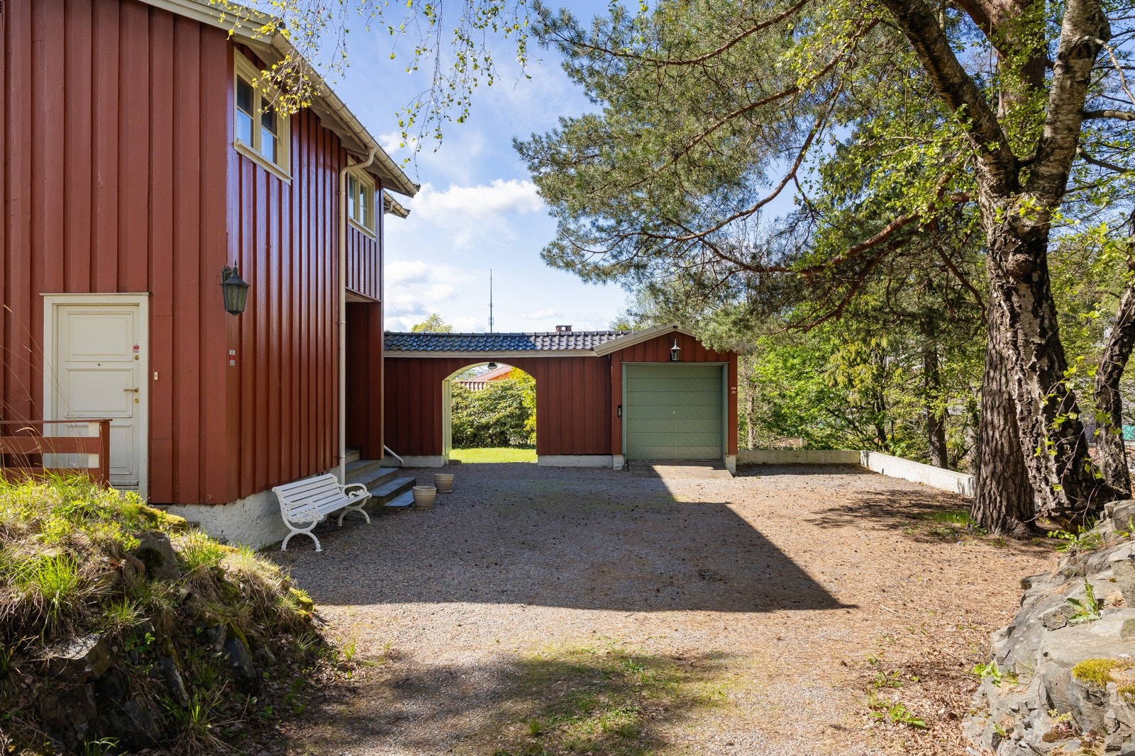 Parkering i enkel-garasje oppført med grunnmur og dekke i støpt betong. Leddport med elektrisk åpning. Denne er byttet i senere år. Galleribilde