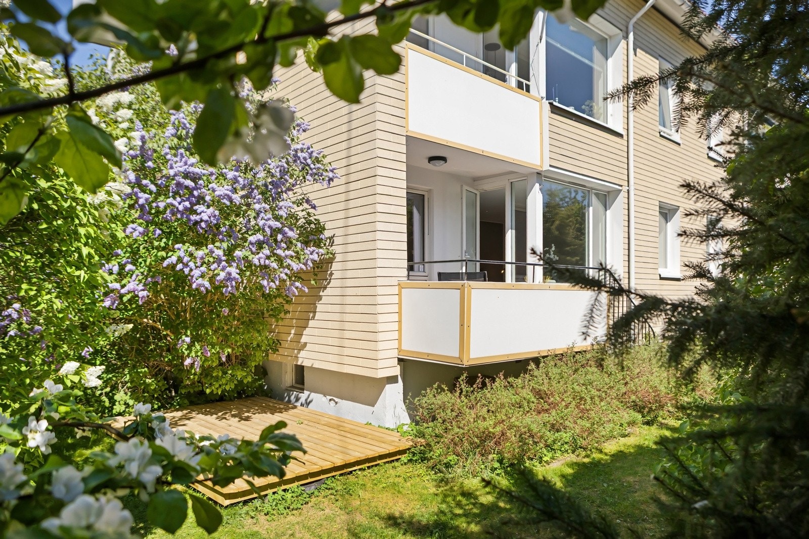 Sameiets tomt er pent opparbeidet med beplantning, plen, områder for lek og opphold. Asfalterte interne veier og parkeringsarealer. Galleribilde